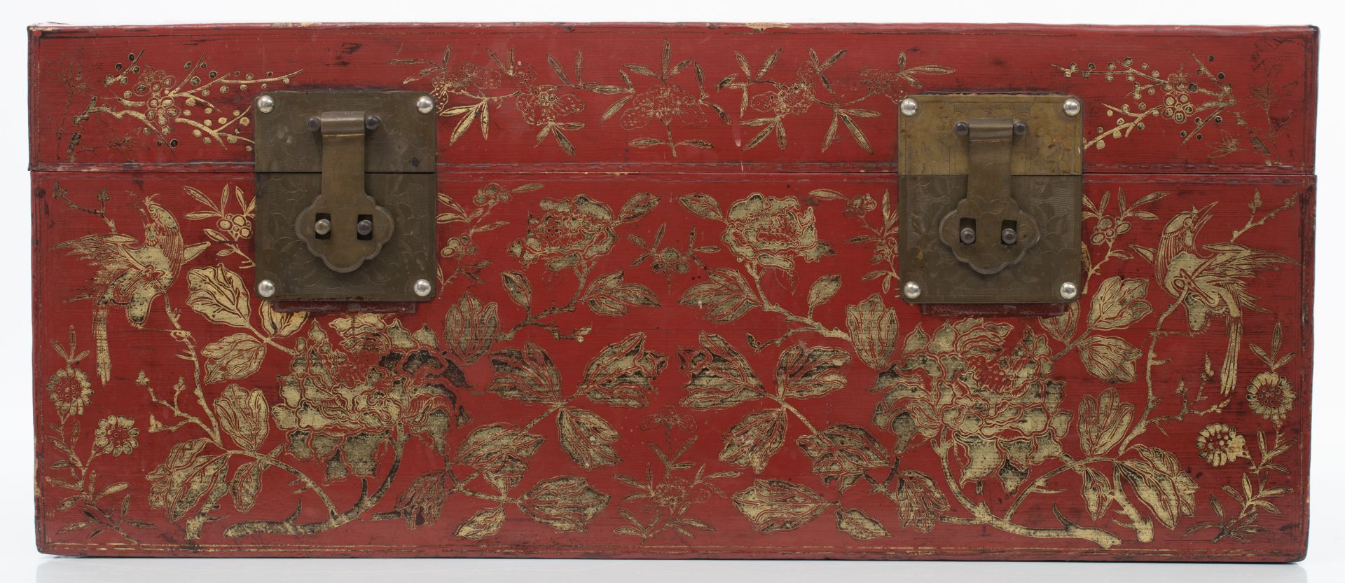 An Oriental red lacquered storage trunk, the front gilt decorated with birds and flower branches, th - Image 2 of 9