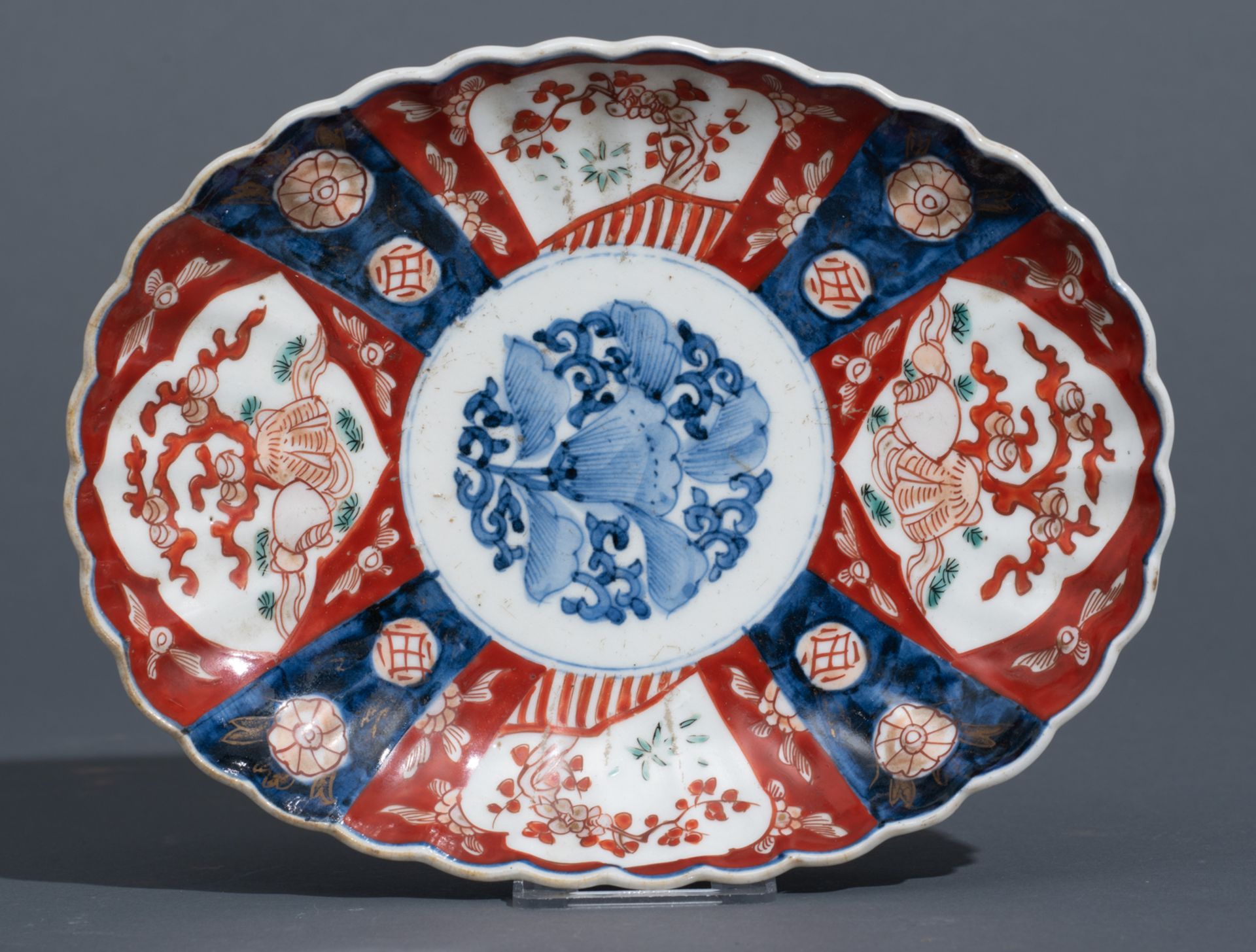 Four Japanese Imari floral decorated lobed dishes; added a ditto charger and a box and cover, 19thC, - Bild 4 aus 17