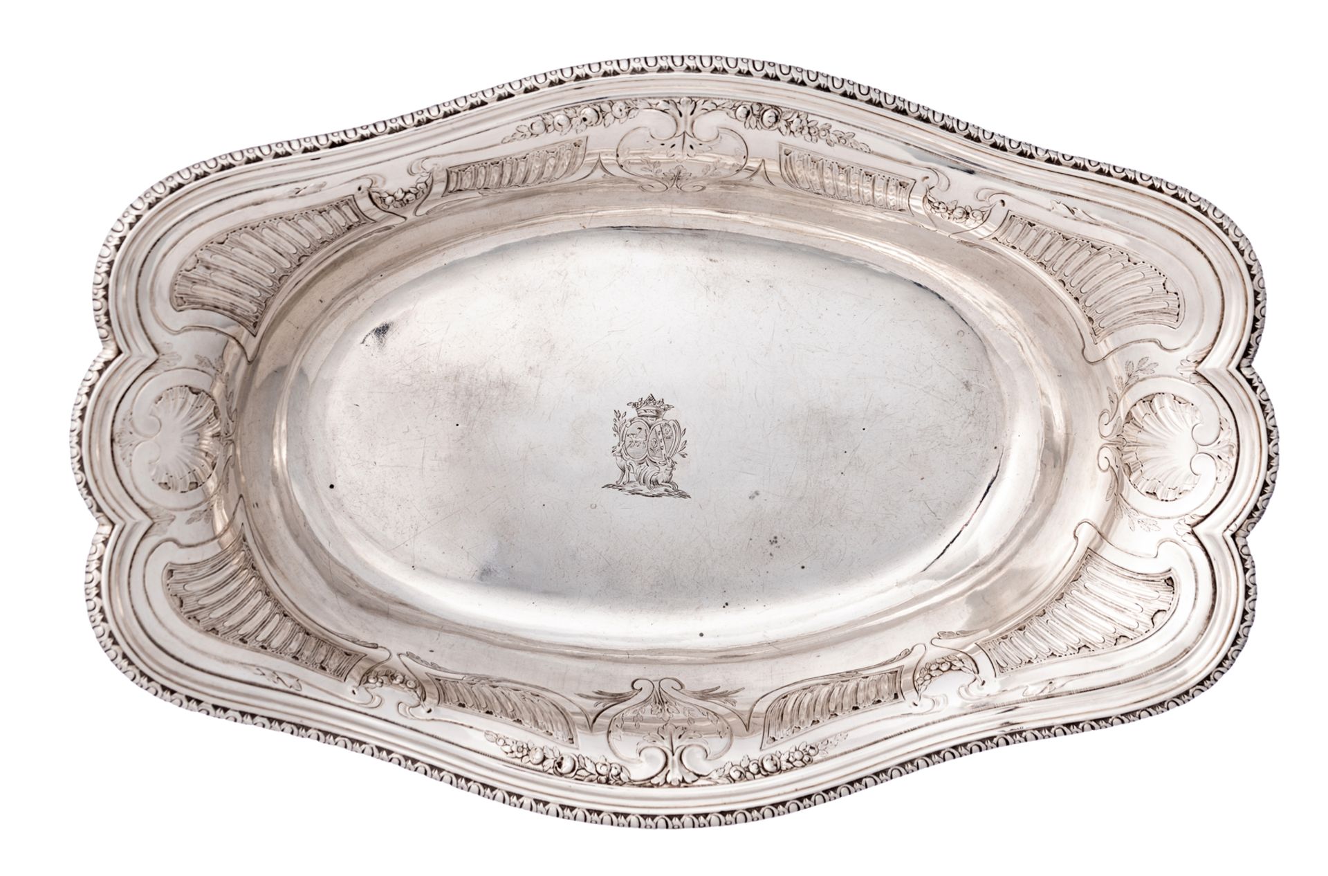 An 18thC probably French (Paris) silver Régence style bread basket, the well with an engraved coat o - Bild 2 aus 5