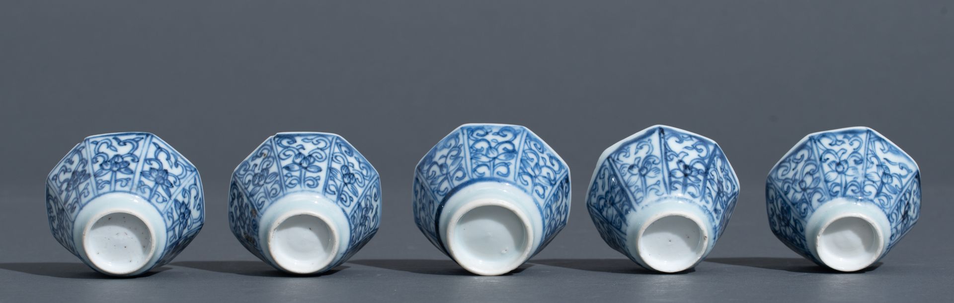 Three Chinese blue and white Kangxi period teacups and saucers, decorated with an underwater jungle; - Bild 7 aus 24