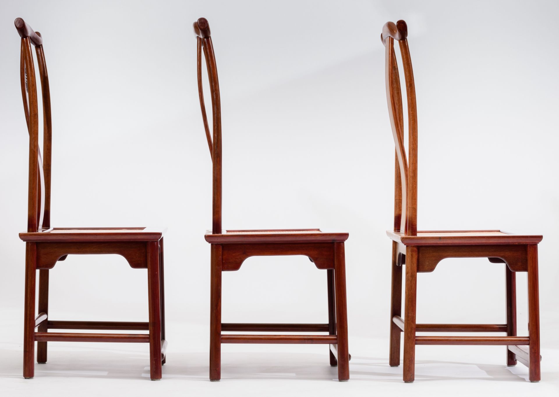 A large Chinese mahogany extendable dining table, with a set of six chairs, H 76 - W 209 - D 109 cm - Bild 13 aus 25