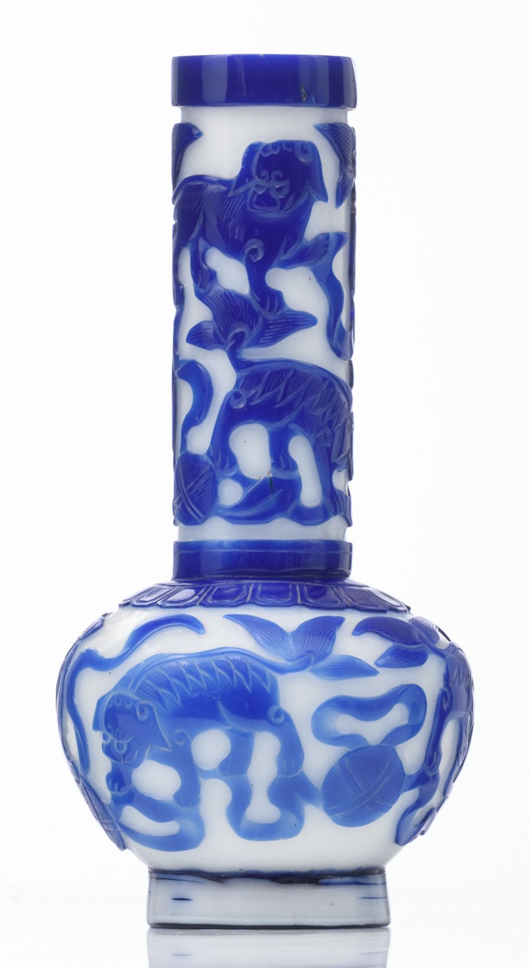 A Chinese 'Peking glass' blue and white bottle vase, relief decorated with qilins, H 22,5 cm - Bild 2 aus 7