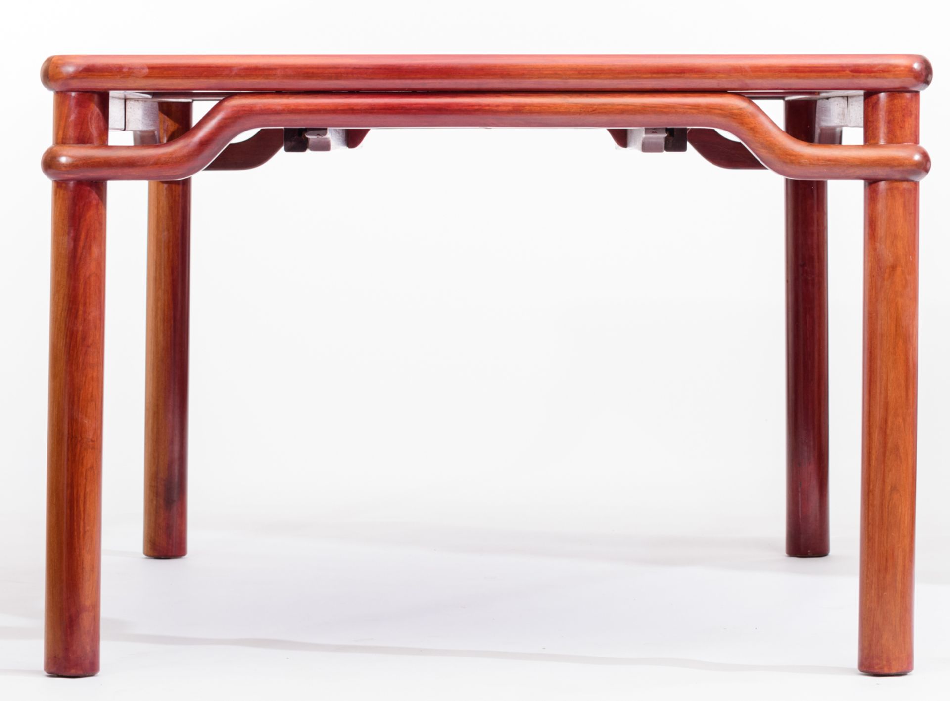 A large Chinese mahogany extendable dining table, with a set of six chairs, H 76 - W 209 - D 109 cm - Bild 19 aus 25