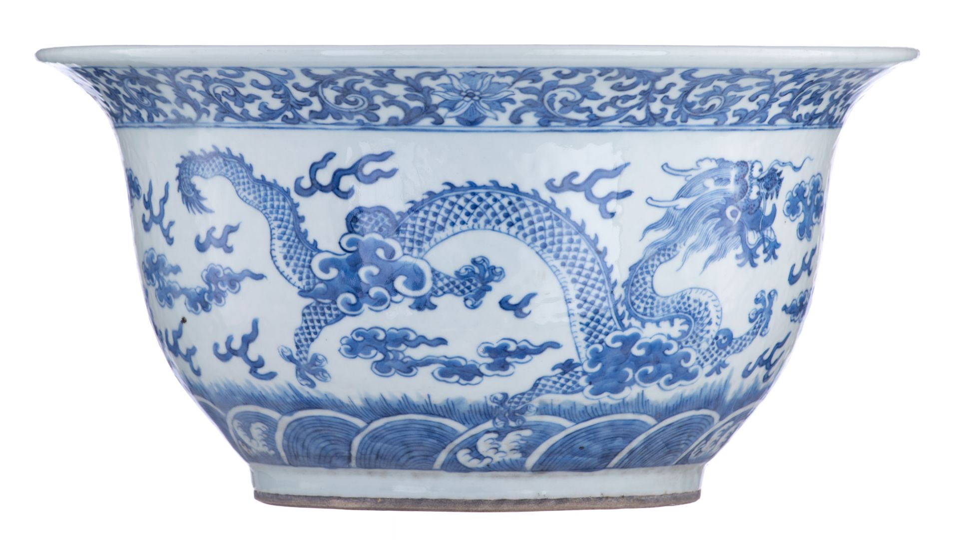 A Chinese blue and white jardinière, decorated with a pair of dragons chasing a flaming pearl amidst - Bild 5 aus 7