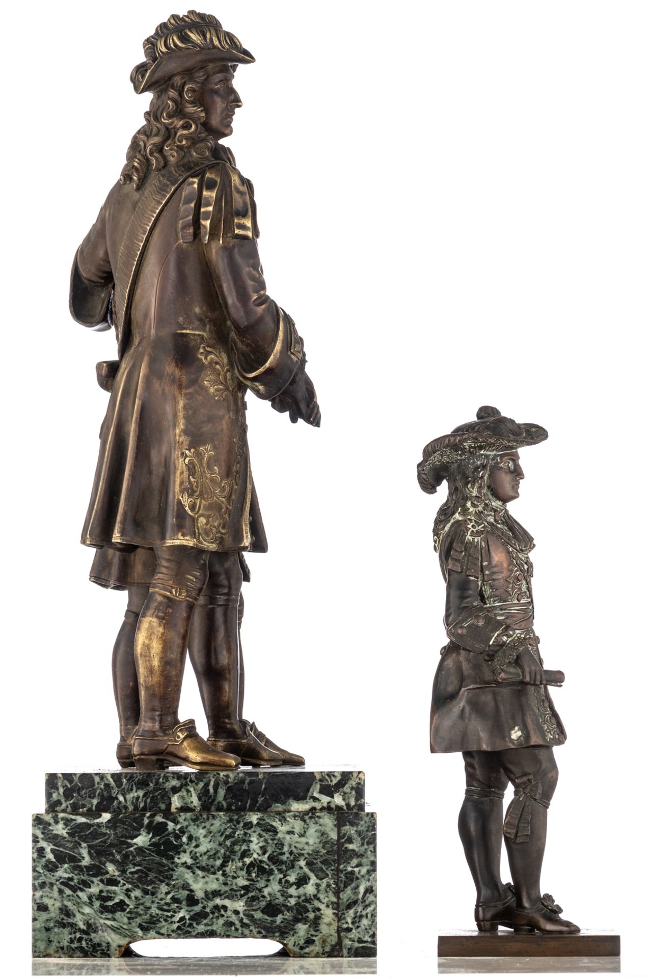 A historicizing patinated bronze sculpture depicting a 17thC fashion dressed nobleman introducing hi - Bild 4 aus 5