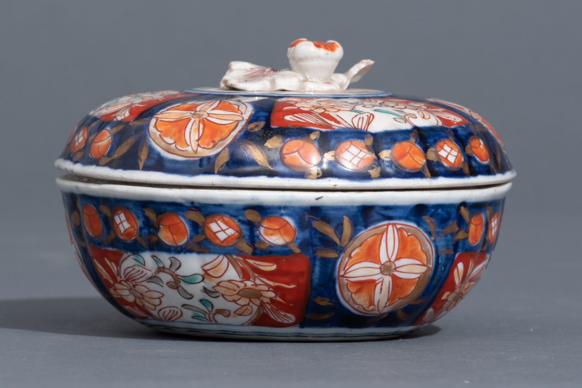Four Japanese Imari floral decorated lobed dishes; added a ditto charger and a box and cover, 19thC, - Bild 15 aus 17