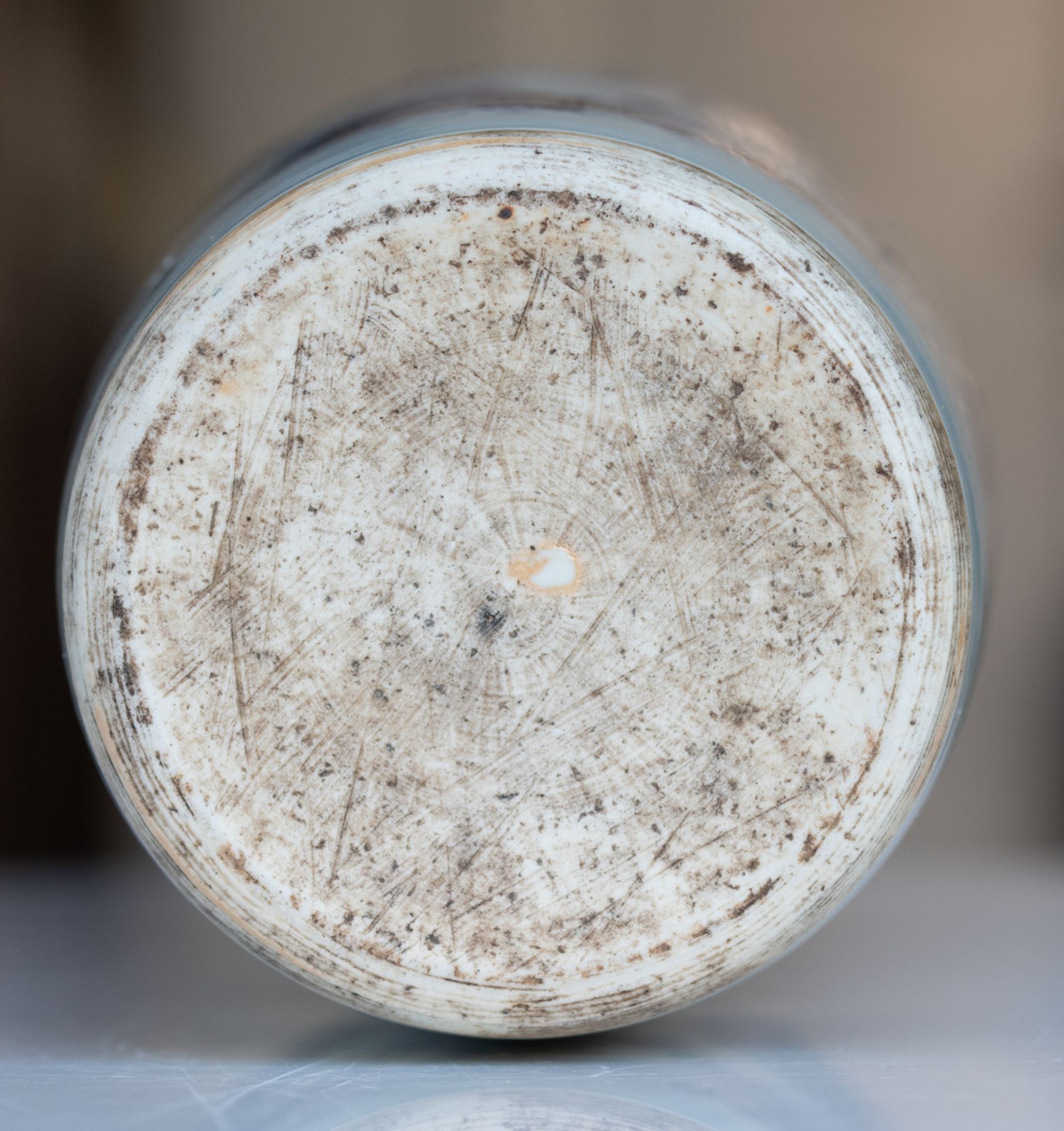 A Chinese Transitional period blue and white cylindrical vase with incised details, decorated with a - Image 22 of 22