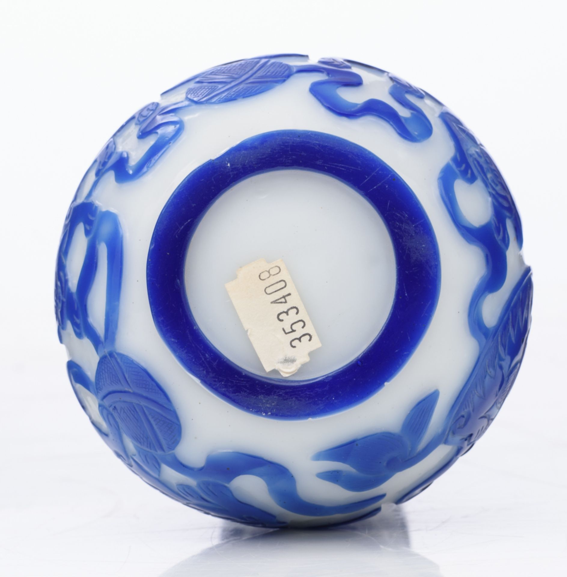 A Chinese 'Peking glass' blue and white bottle vase, relief decorated with qilins, H 22,5 cm - Bild 7 aus 7