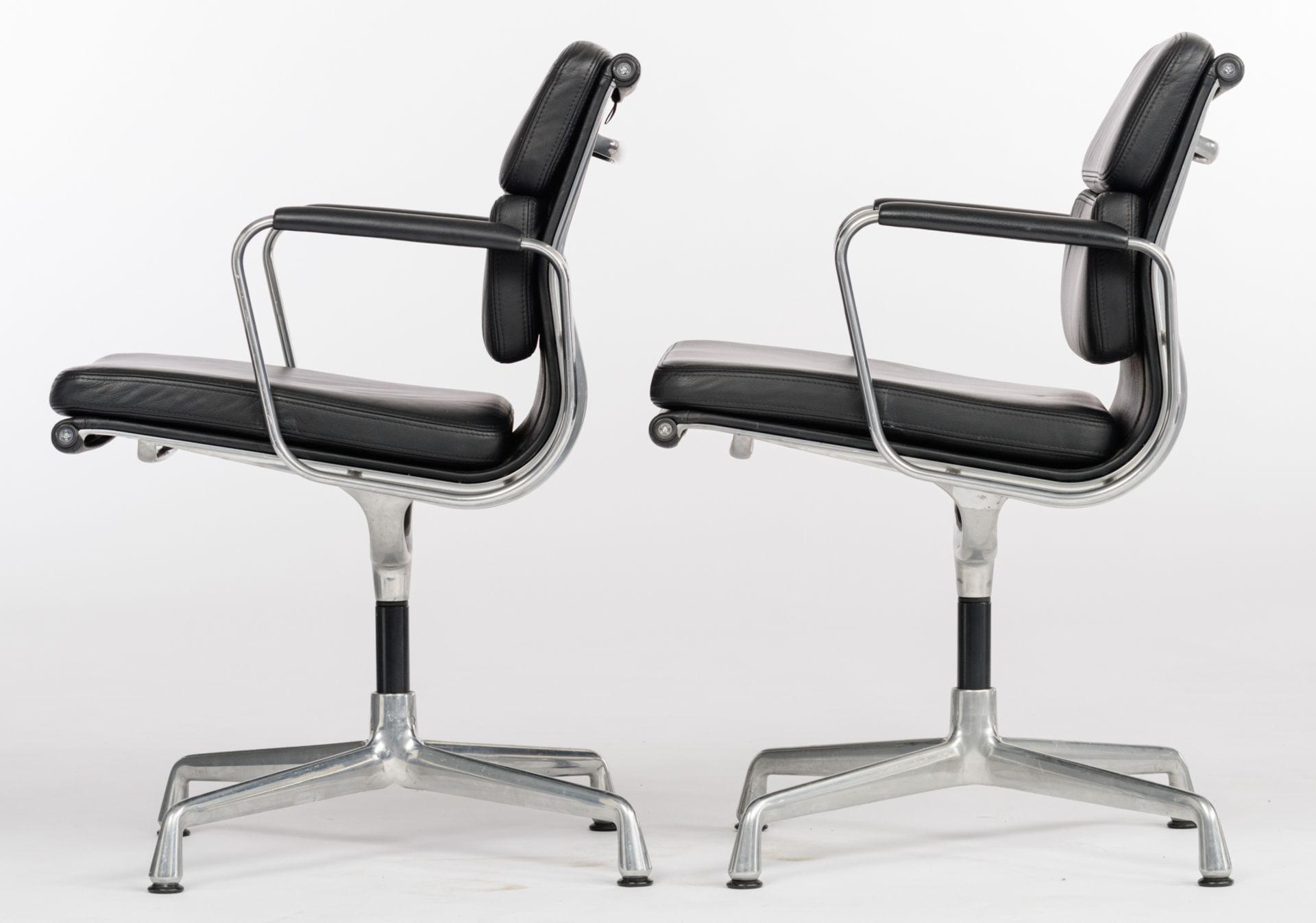 A set of four polished aluminium and black leather upholstered EA208 soft pad chairs, design by Char - Bild 3 aus 22