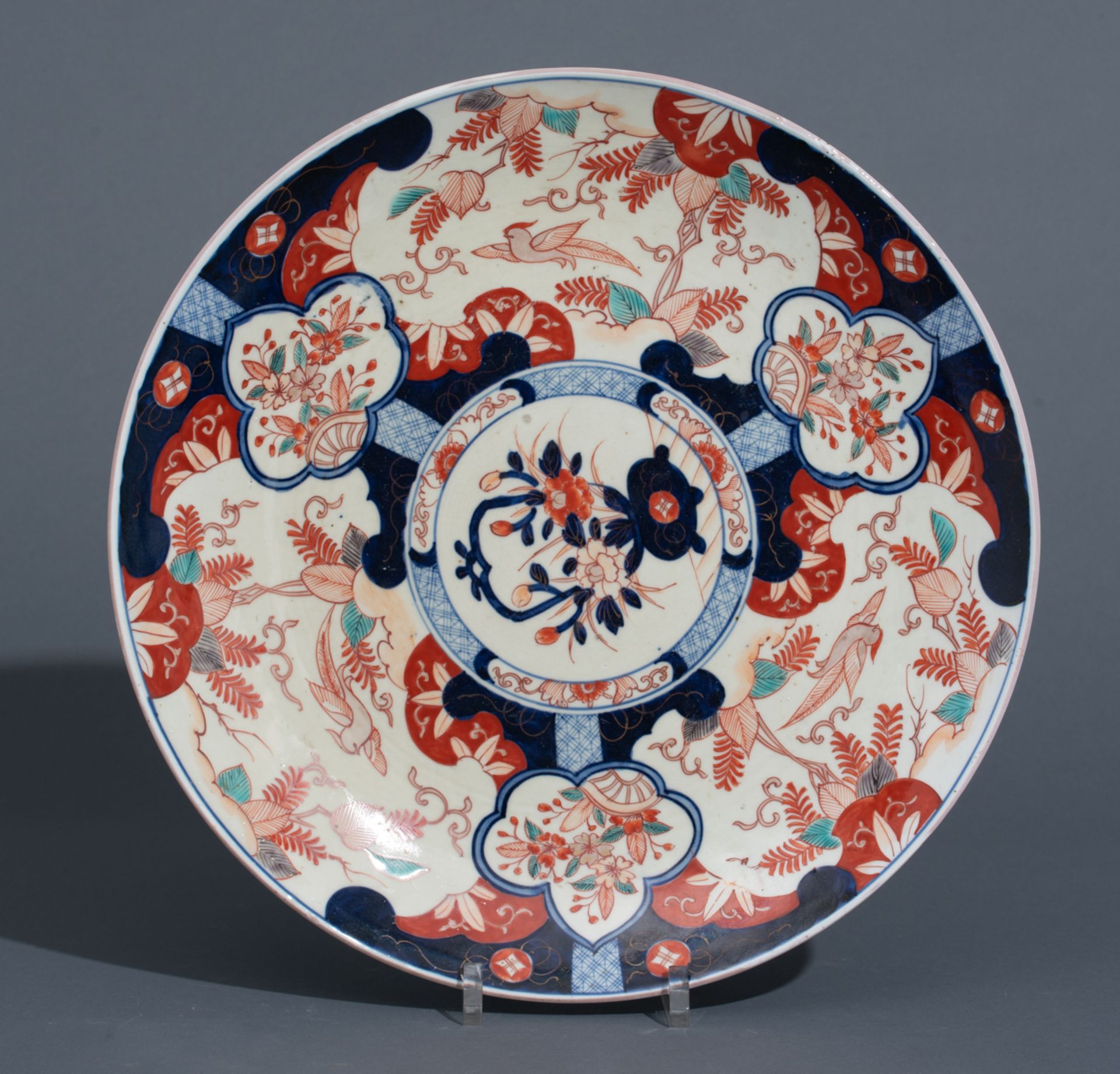 Four Japanese Imari floral decorated lobed dishes; added a ditto charger and a box and cover, 19thC, - Bild 10 aus 17