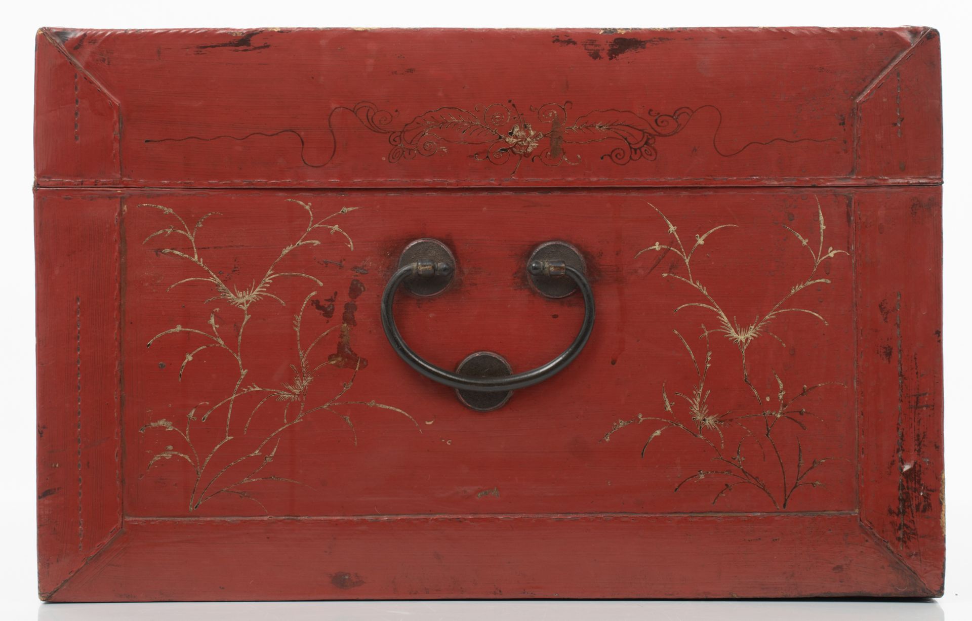 An Oriental red lacquered storage trunk, the front gilt decorated with birds and flower branches, th - Image 4 of 9