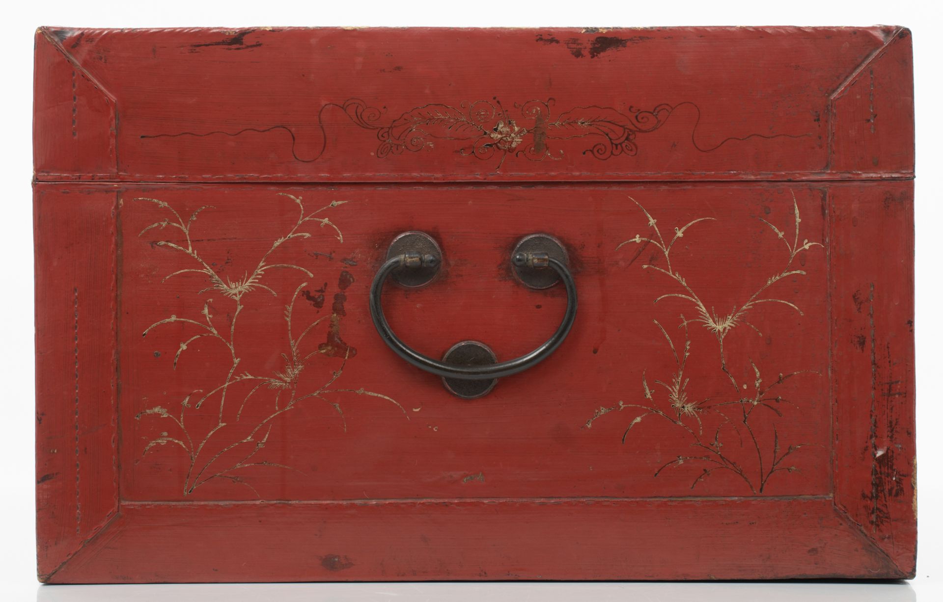 An Oriental red lacquered storage trunk, the front gilt decorated with birds and flower branches, th - Bild 4 aus 9