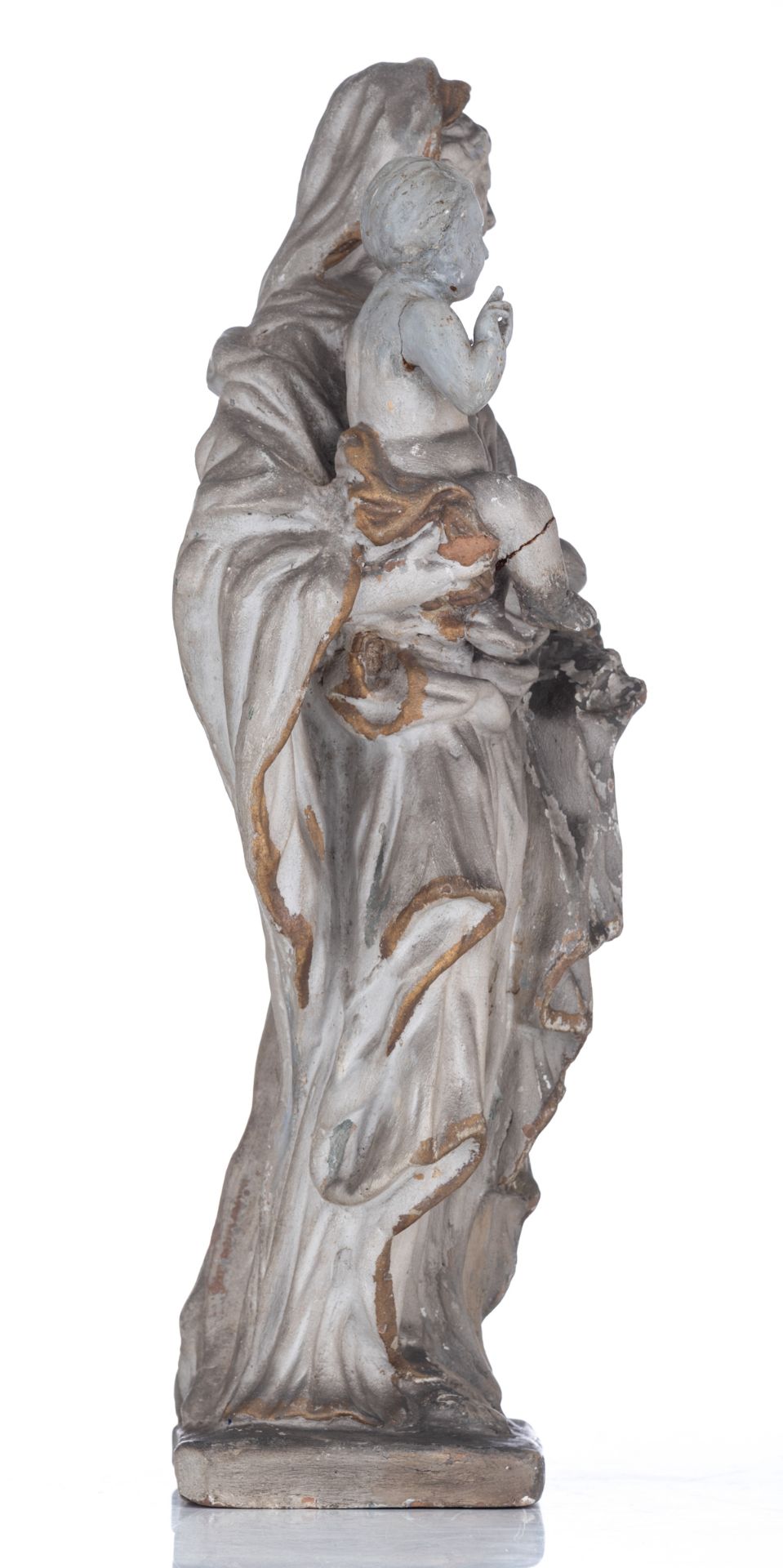 A grey patinated terracotta sculpture of the standing Holy Mother and Child, the Southern Netherland - Bild 4 aus 5