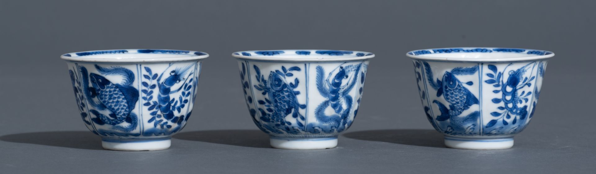 Three Chinese blue and white Kangxi period teacups and saucers, decorated with an underwater jungle; - Bild 9 aus 24