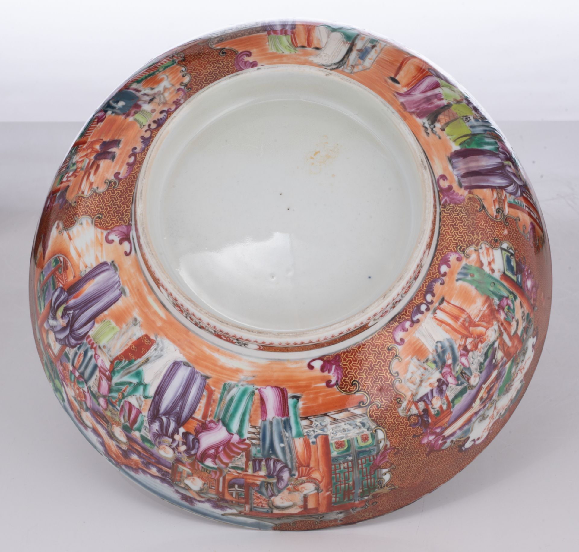 A Chinese 'Mandarin pattern' export porcelain punch bowl, the panels with ladies on a terrace, 18thC - Image 7 of 8