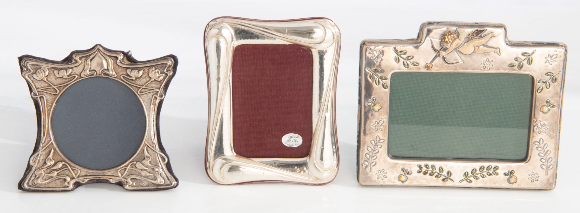 A varied lot of 19th and 20thC, mostly English silver gadgets, photo frames, and tablewares - Image 14 of 33