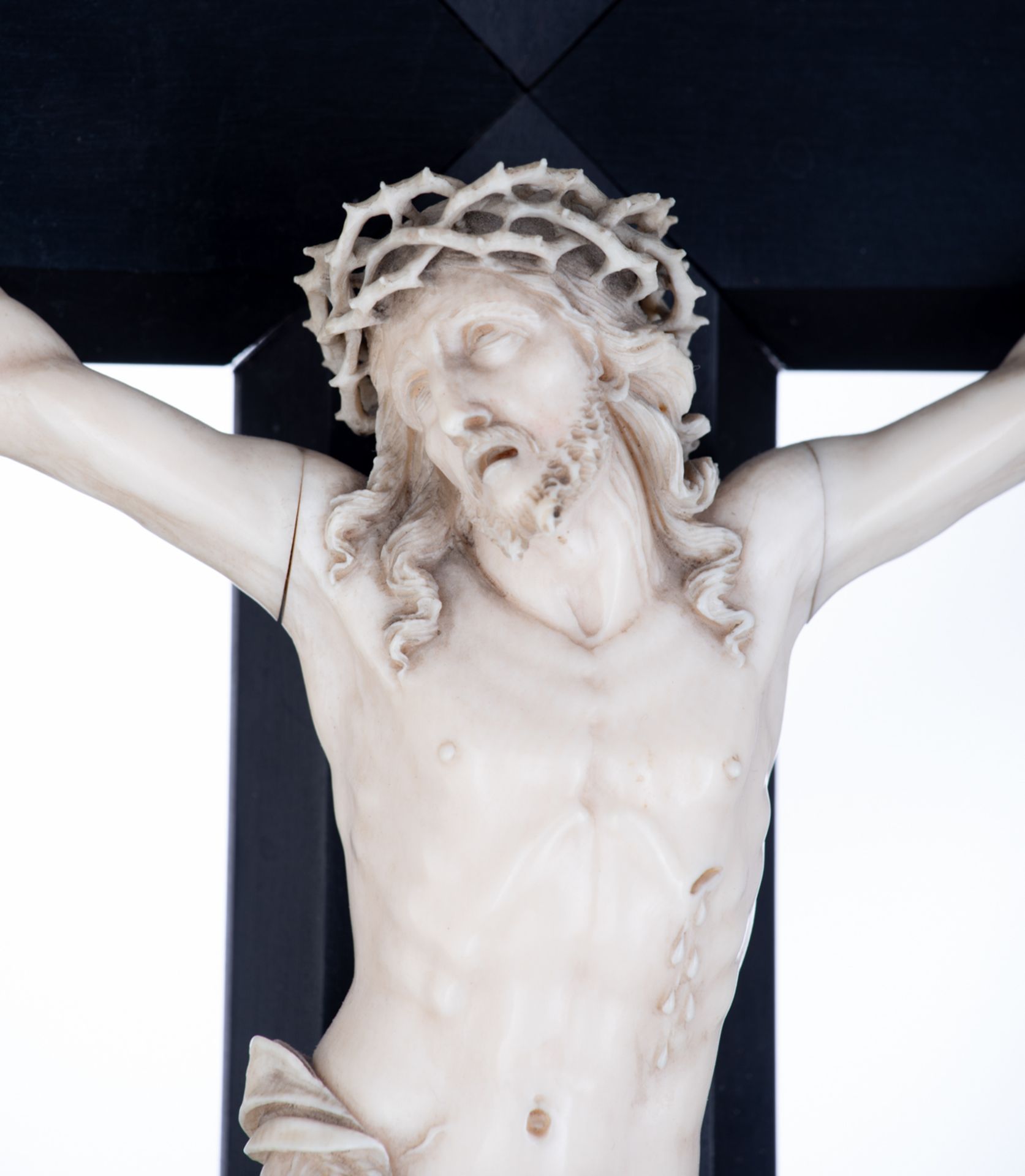 A finely sculpted ivory Corpus Christi on an ebony crucifix with an ivory hanging ring on top, 19thC - Bild 3 aus 3