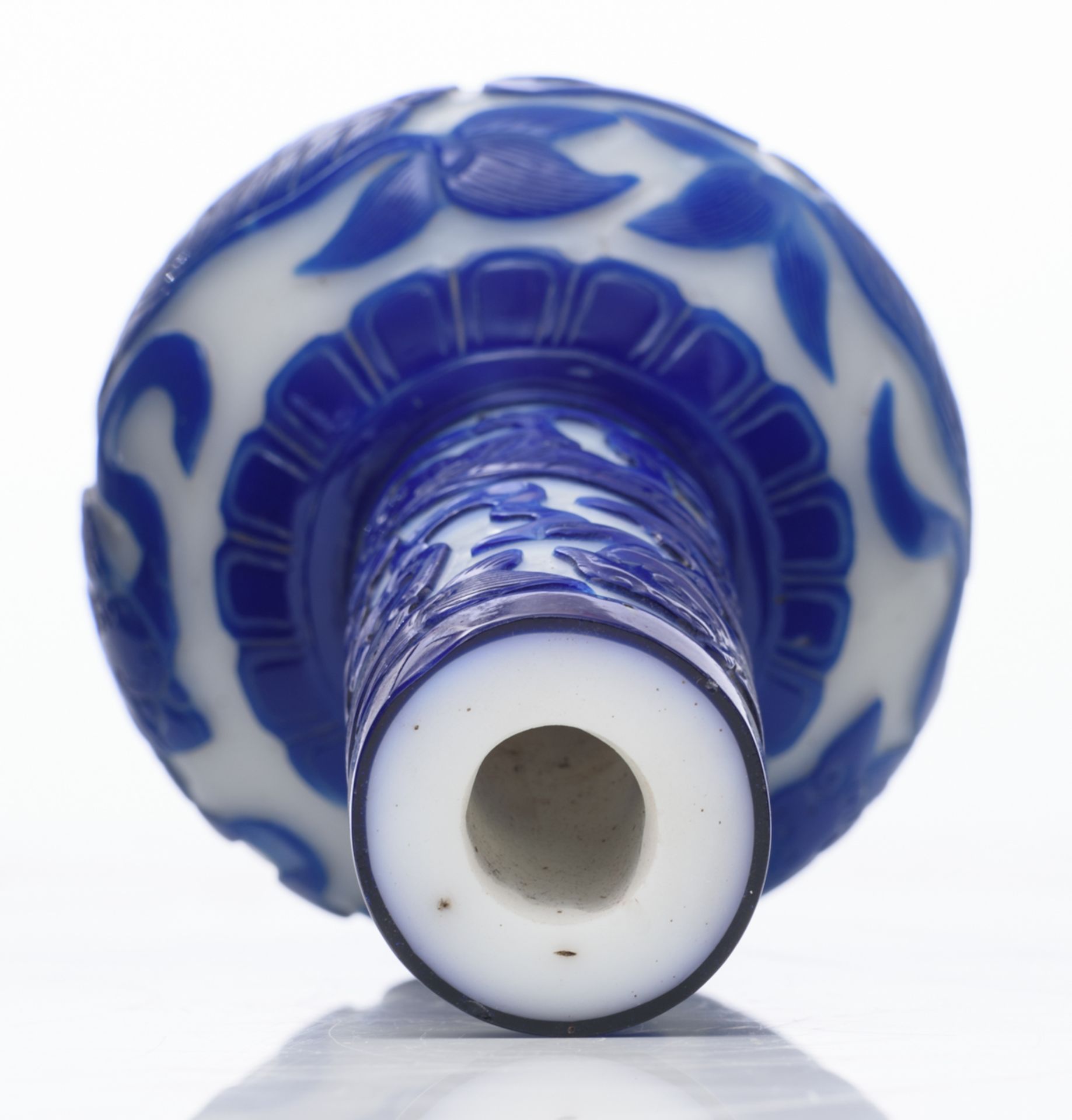 A Chinese 'Peking glass' blue and white bottle vase, relief decorated with qilins, H 22,5 cm - Bild 6 aus 7