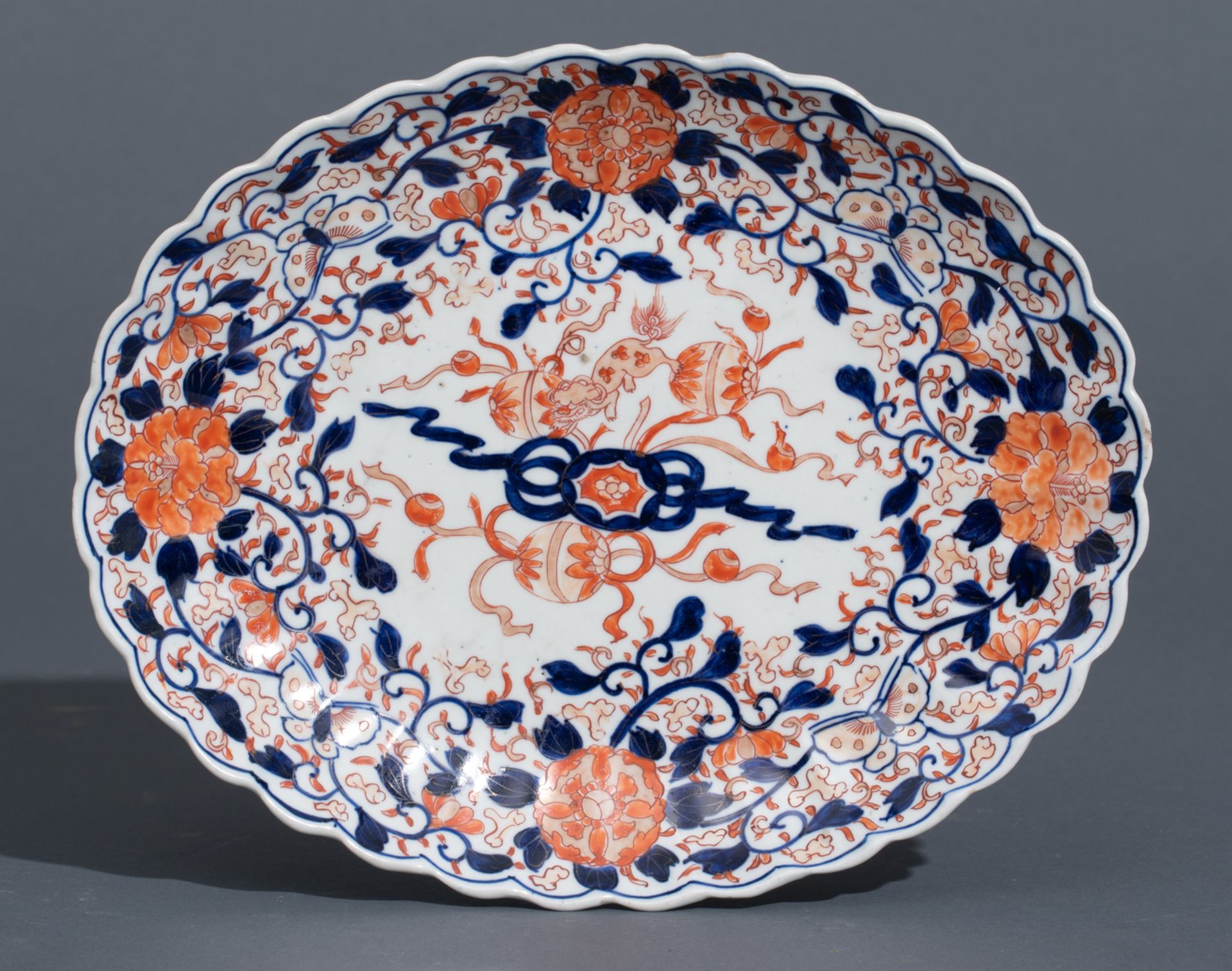 Four Japanese Imari floral decorated lobed dishes; added a ditto charger and a box and cover, 19thC, - Bild 6 aus 17