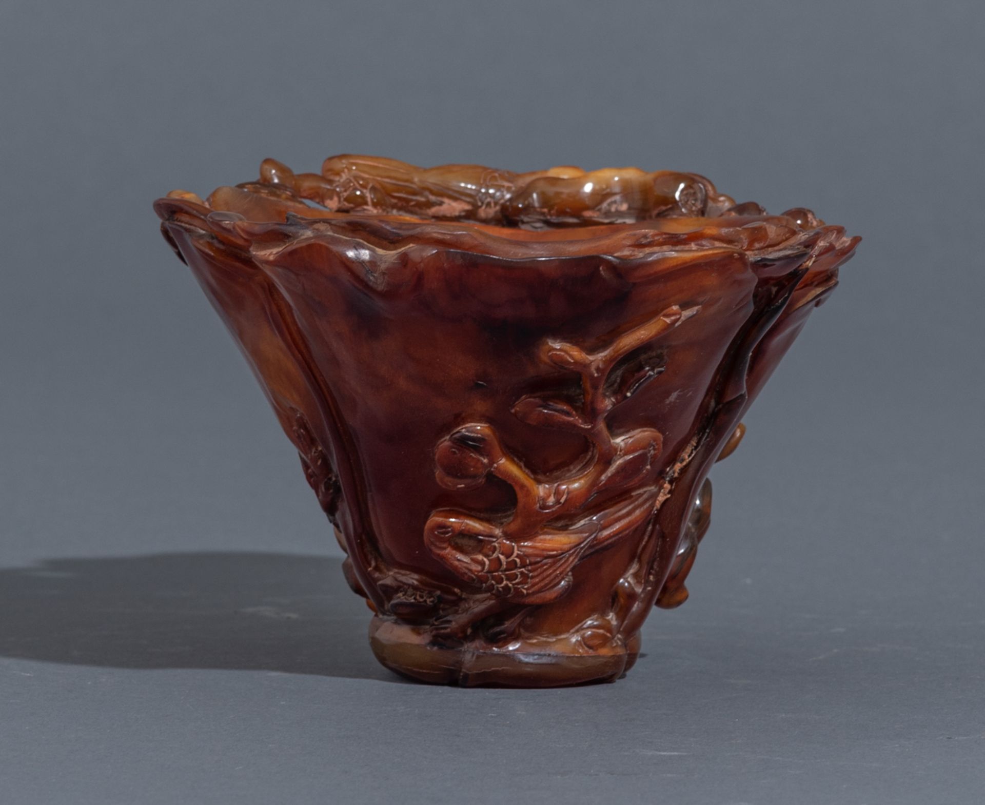 A Chinese 20thC horn cup alto-relievo sculpted like a turbulent river with a school of carps swimmin - Bild 5 aus 7