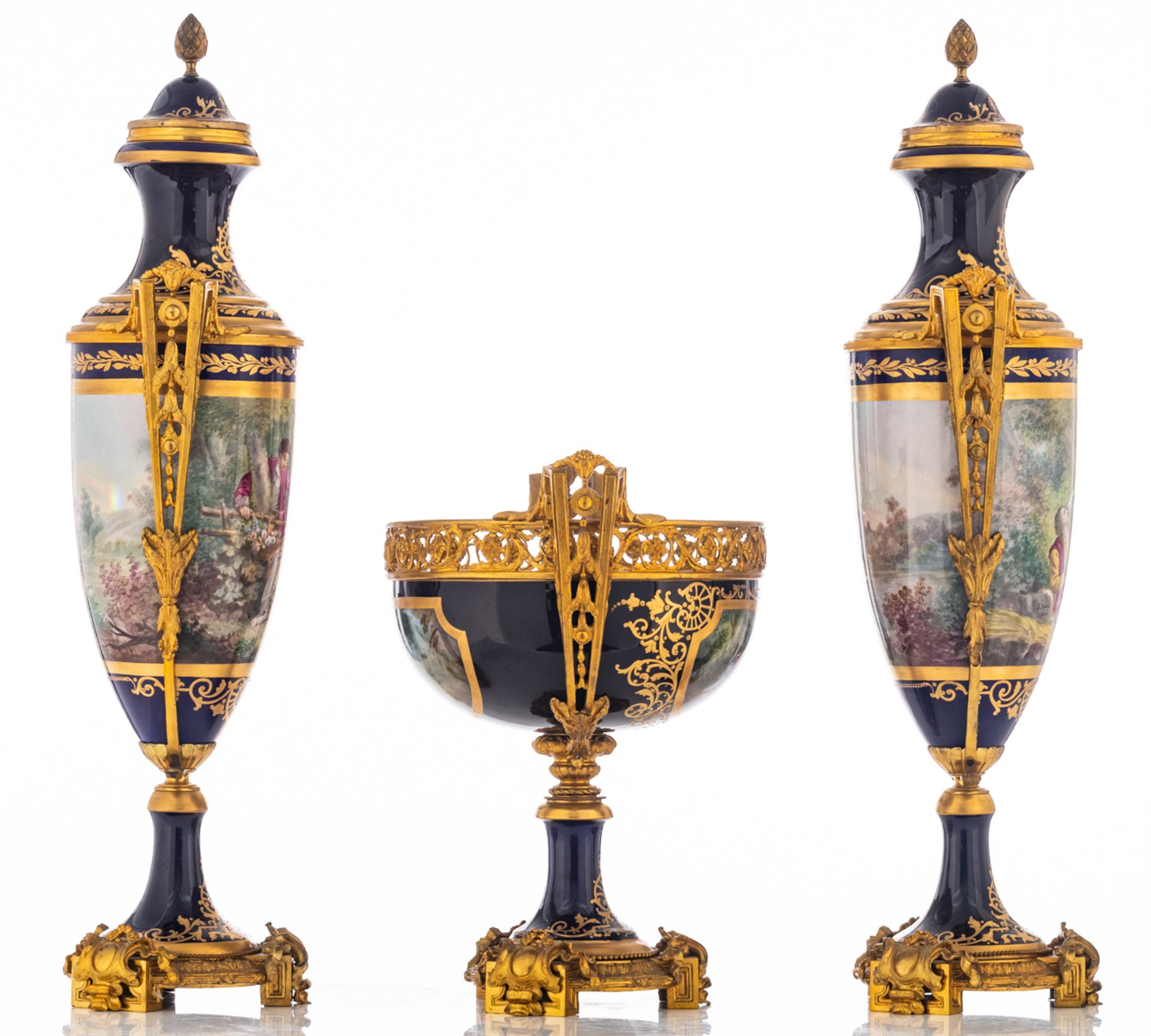 An imposing and exceptional Sèvres three-piece garniture set, consisting of two large bleu royale gr - Bild 4 aus 11