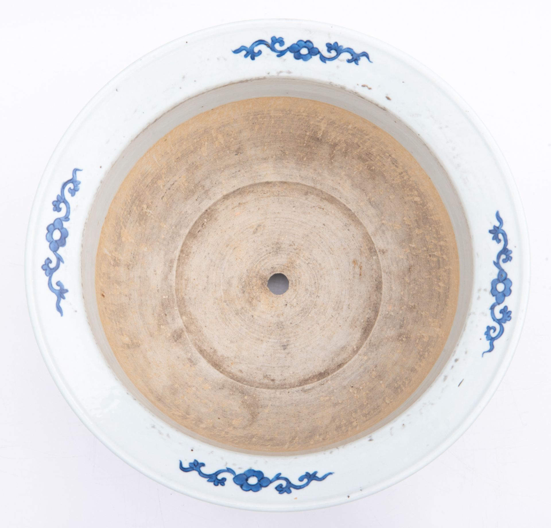 A Chinese blue and white jardinière, decorated with a pair of dragons chasing a flaming pearl amidst - Image 6 of 7