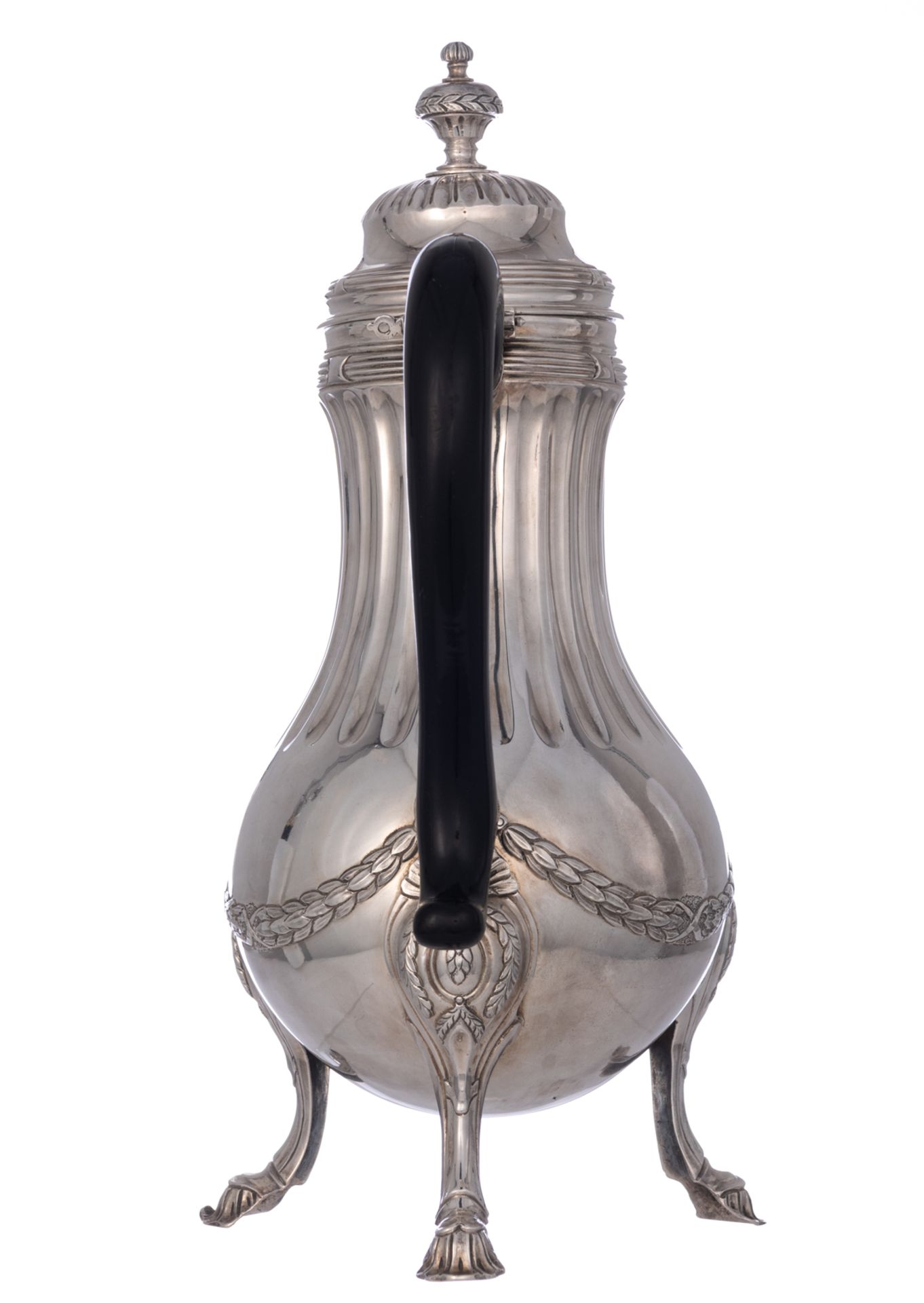 An 18thC Neoclassical silver chocolate pot, standing on three elegantly shaped feet, the grip lacque - Bild 2 aus 10