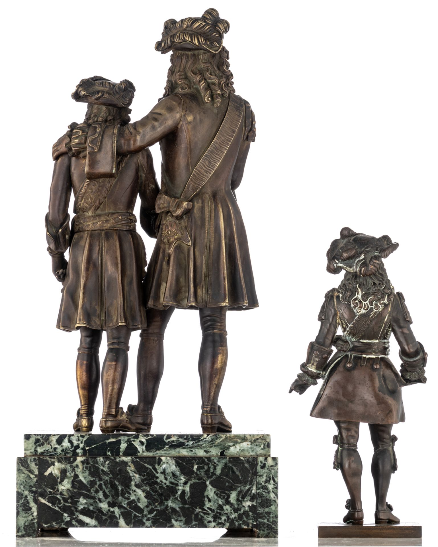 A historicizing patinated bronze sculpture depicting a 17thC fashion dressed nobleman introducing hi - Bild 3 aus 5