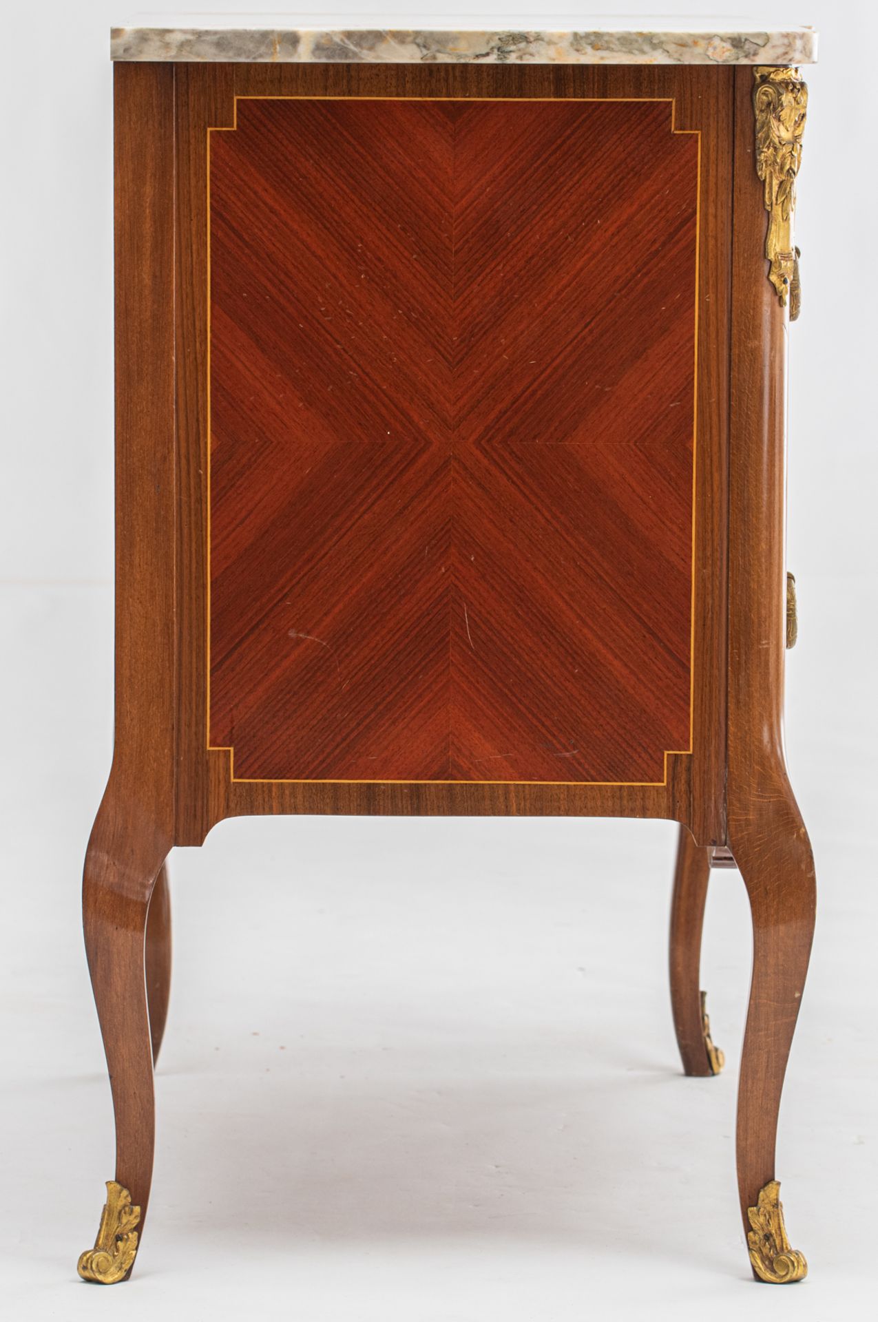 A walnut veneered French Transition style commode, with floral marquetry of cherrywood and mahogany, - Bild 5 aus 6