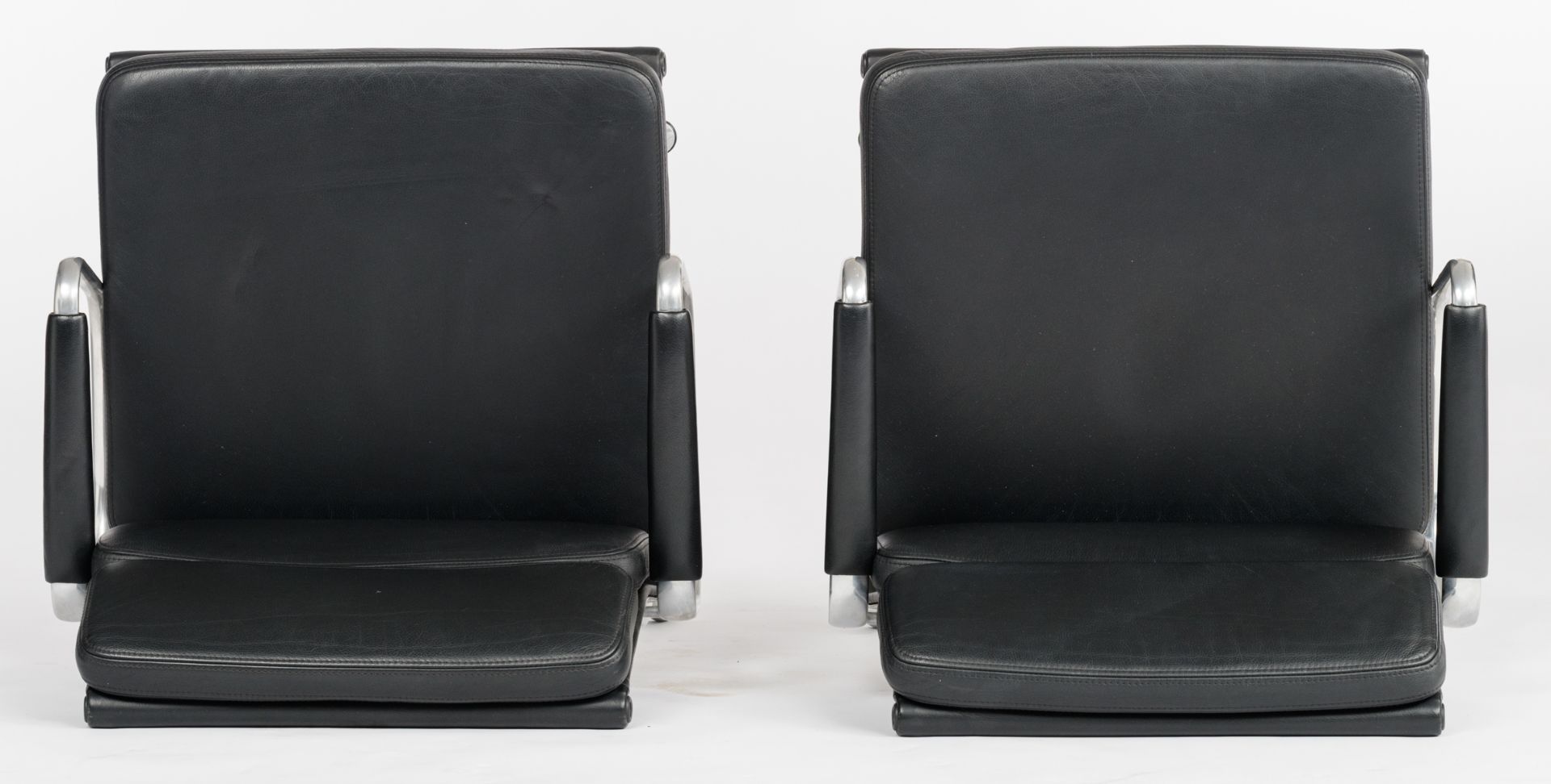 A set of four polished aluminium and black leather upholstered EA208 soft pad chairs, design by Char - Bild 17 aus 22