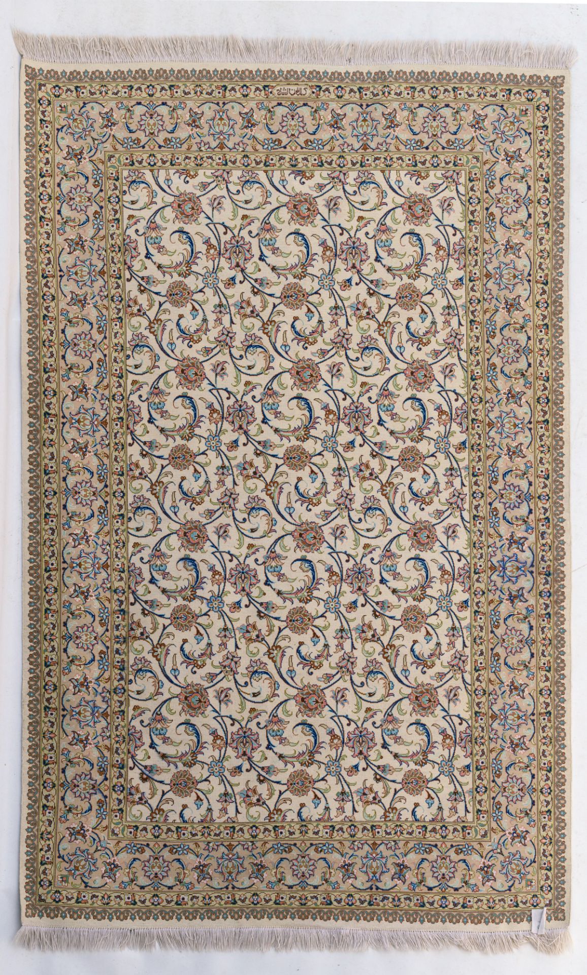 An Oriental silk rug, floral decorated, signed, 154 x 97 cm - Bild 2 aus 4