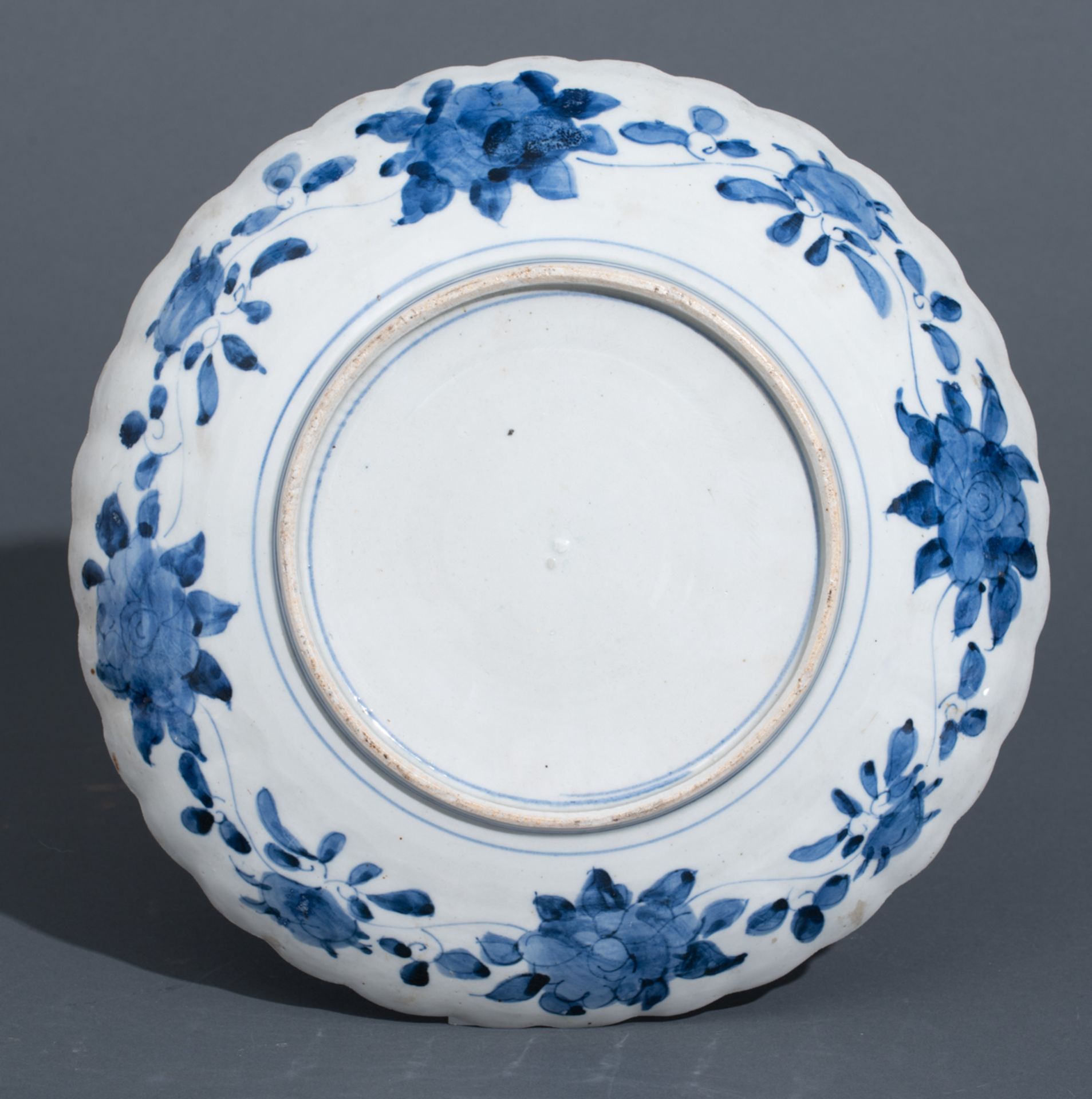 Four Japanese Imari floral decorated lobed dishes; added a ditto charger and a box and cover, 19thC, - Bild 9 aus 17