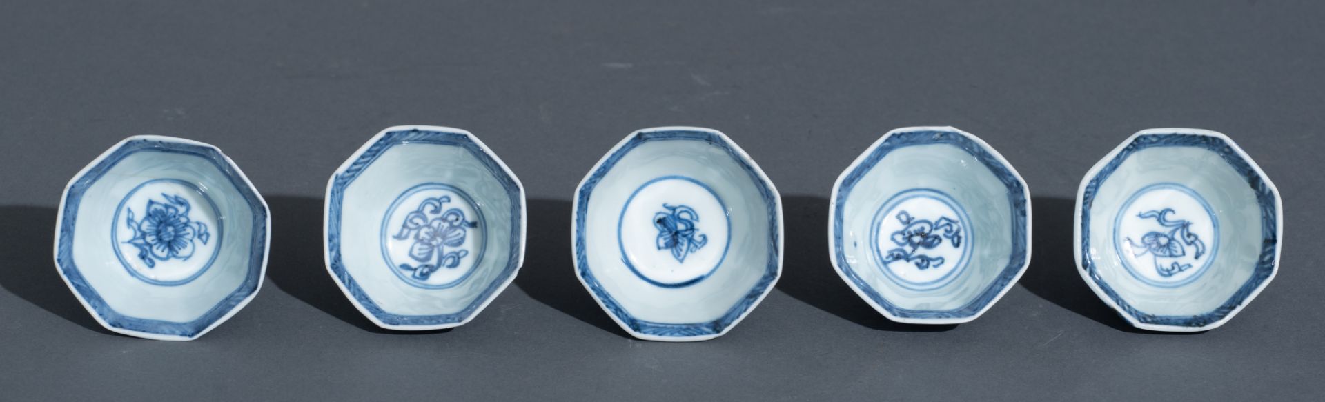 Three Chinese blue and white Kangxi period teacups and saucers, decorated with an underwater jungle; - Bild 6 aus 24