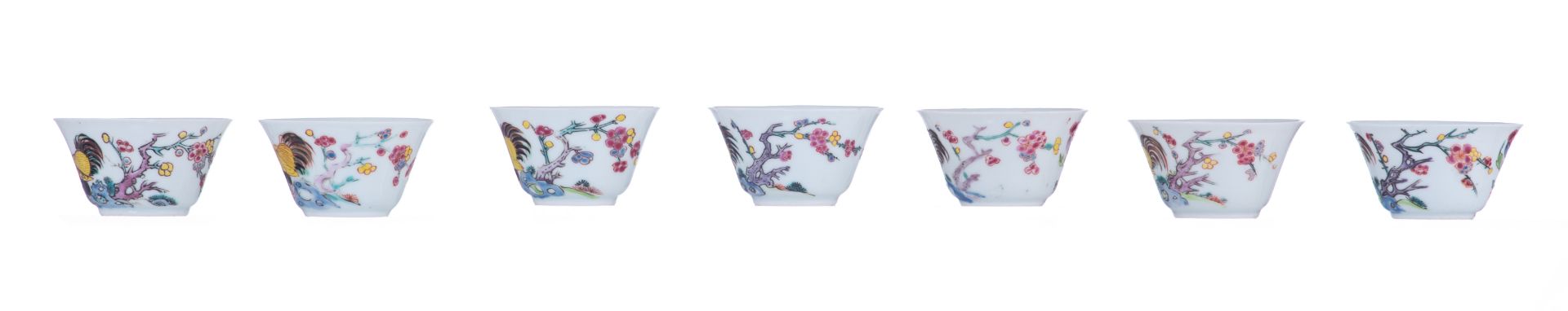 Seven famille rose cups and matching saucers, decorated with a cockerel amidst flower branches, Yong - Bild 6 aus 8