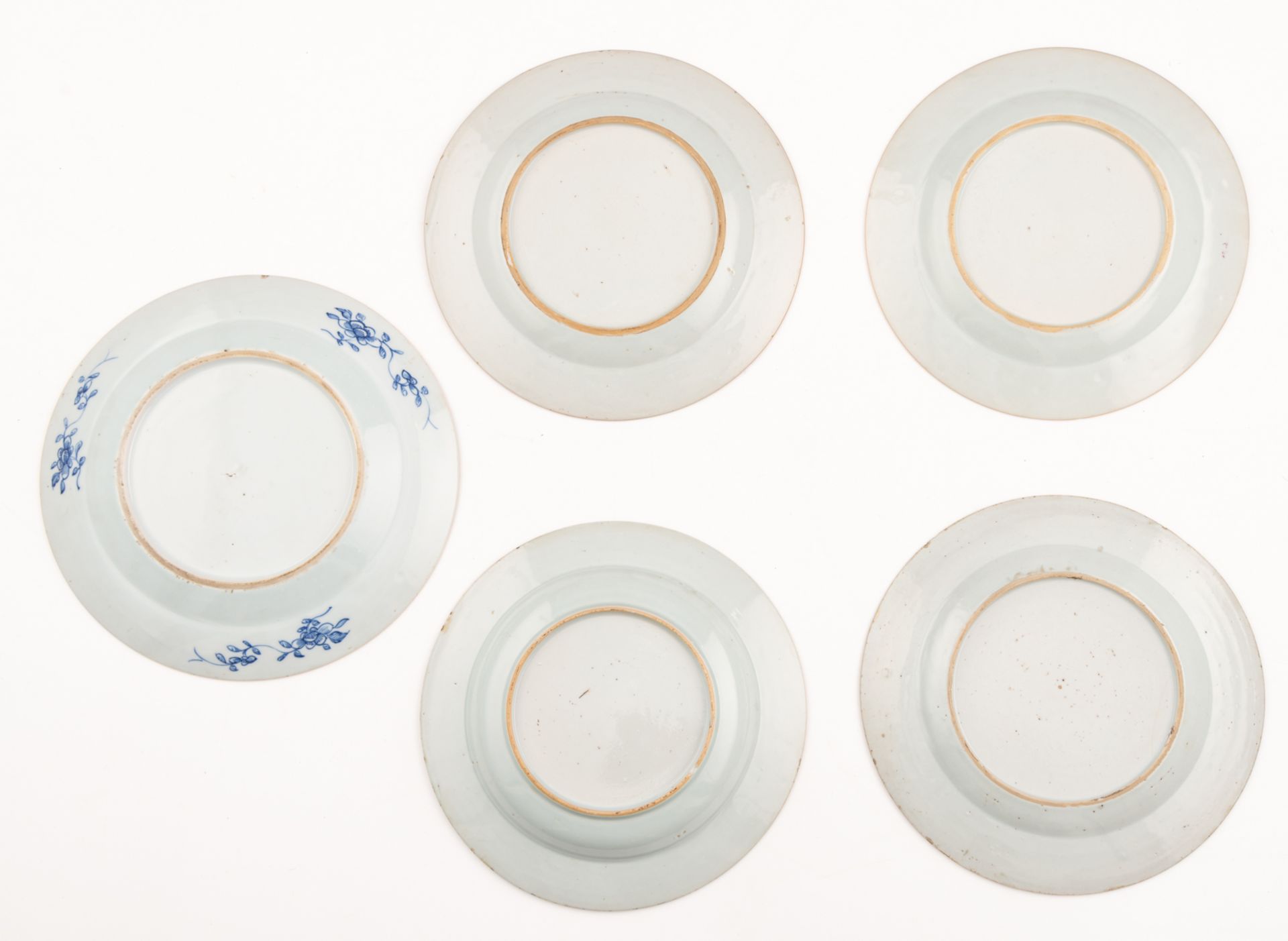 Eleven Chinese export porcelain dishes, floral decorated in Imari, famille rose, and underglaze blue - Image 5 of 11