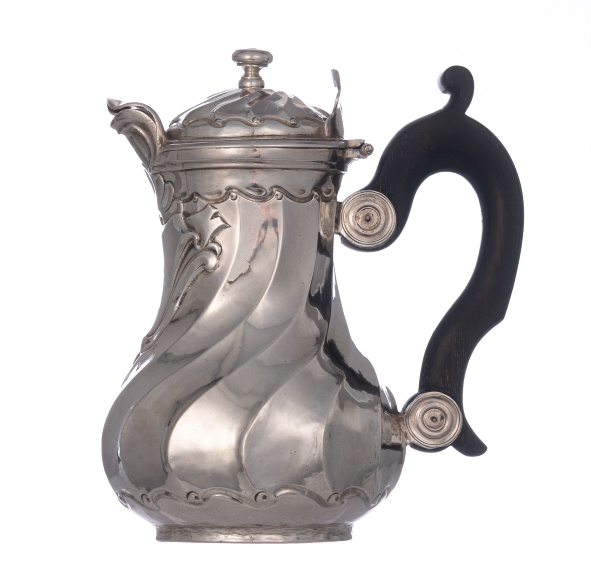 An 18thC French silver Rococo 'solitaire' coffee pot with an ebony handle, illegibly hallmarked, H 1 - Bild 2 aus 8