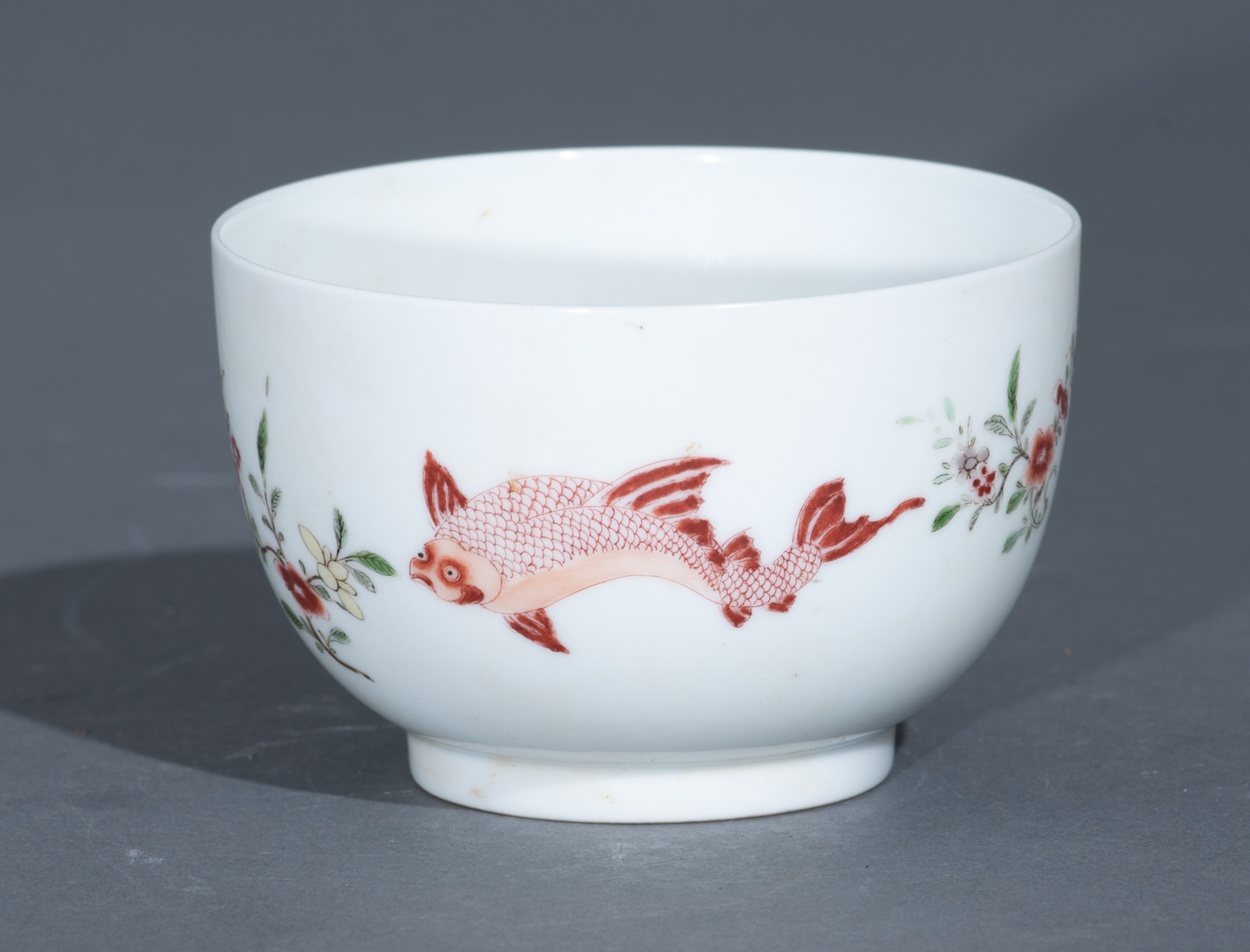 A Chinese famille verte cup, decorated with various fish interchanging with flower bundles in iron-r - Image 2 of 10