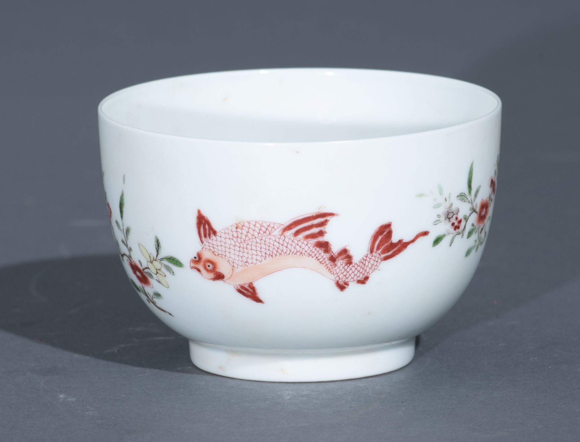 A Chinese famille verte cup, decorated with various fish interchanging with flower bundles in iron-r - Bild 2 aus 10