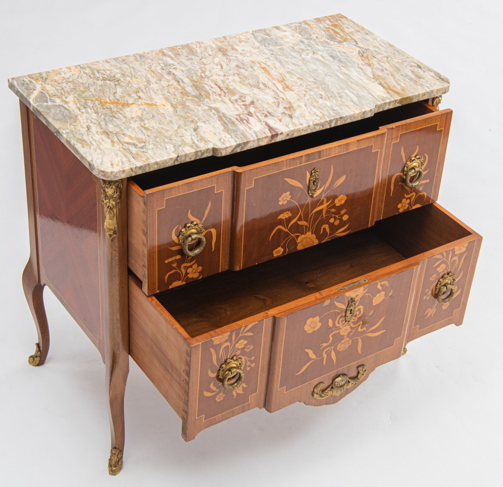 A walnut veneered French Transition style commode, with floral marquetry of cherrywood and mahogany, - Bild 6 aus 6