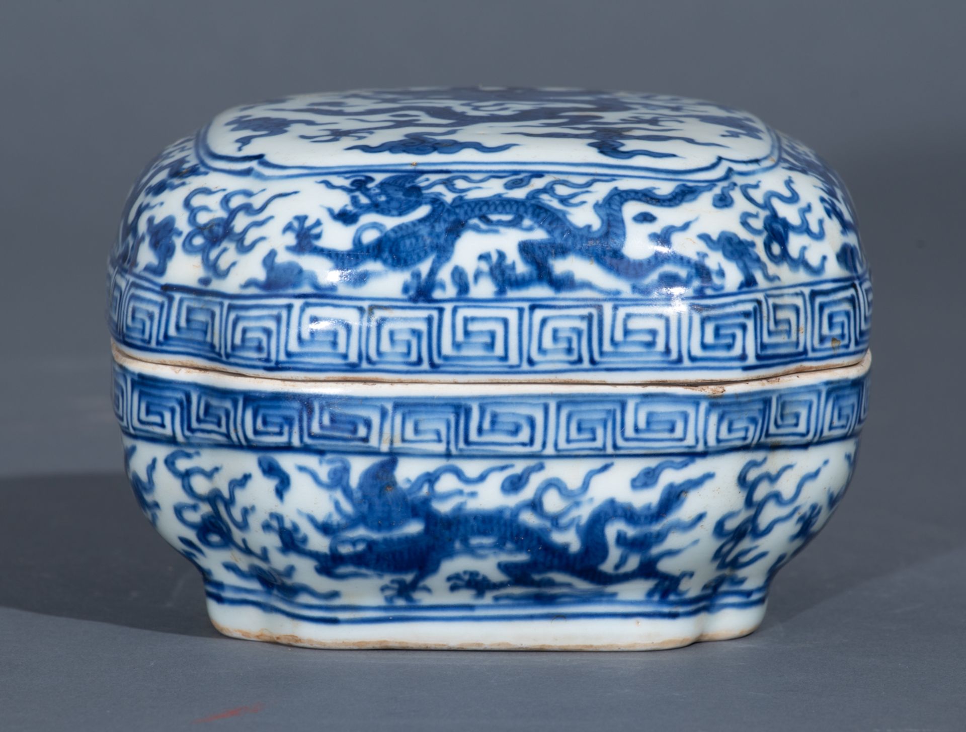 A Chinese Ming style blue and white rectangular box and cover, the top panel decorated with a dragon - Bild 3 aus 10