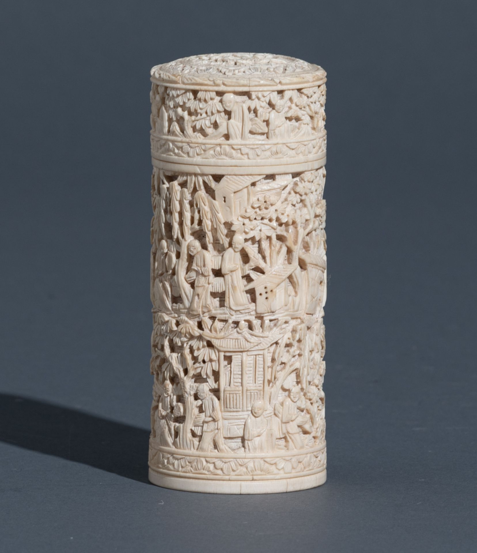 A Chinese Canton ivory cylindrical case and cover, carved in alto relievo with figures, attendants, - Bild 3 aus 7