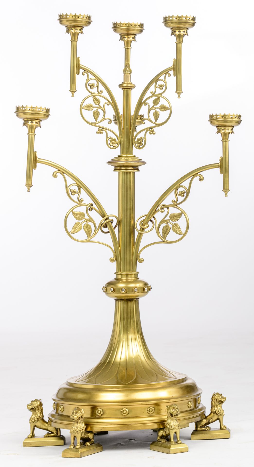 An imposing bronze Gothic Revival floor candelabra on lion-shaped feet, the six arms decorated with - Bild 3 aus 6