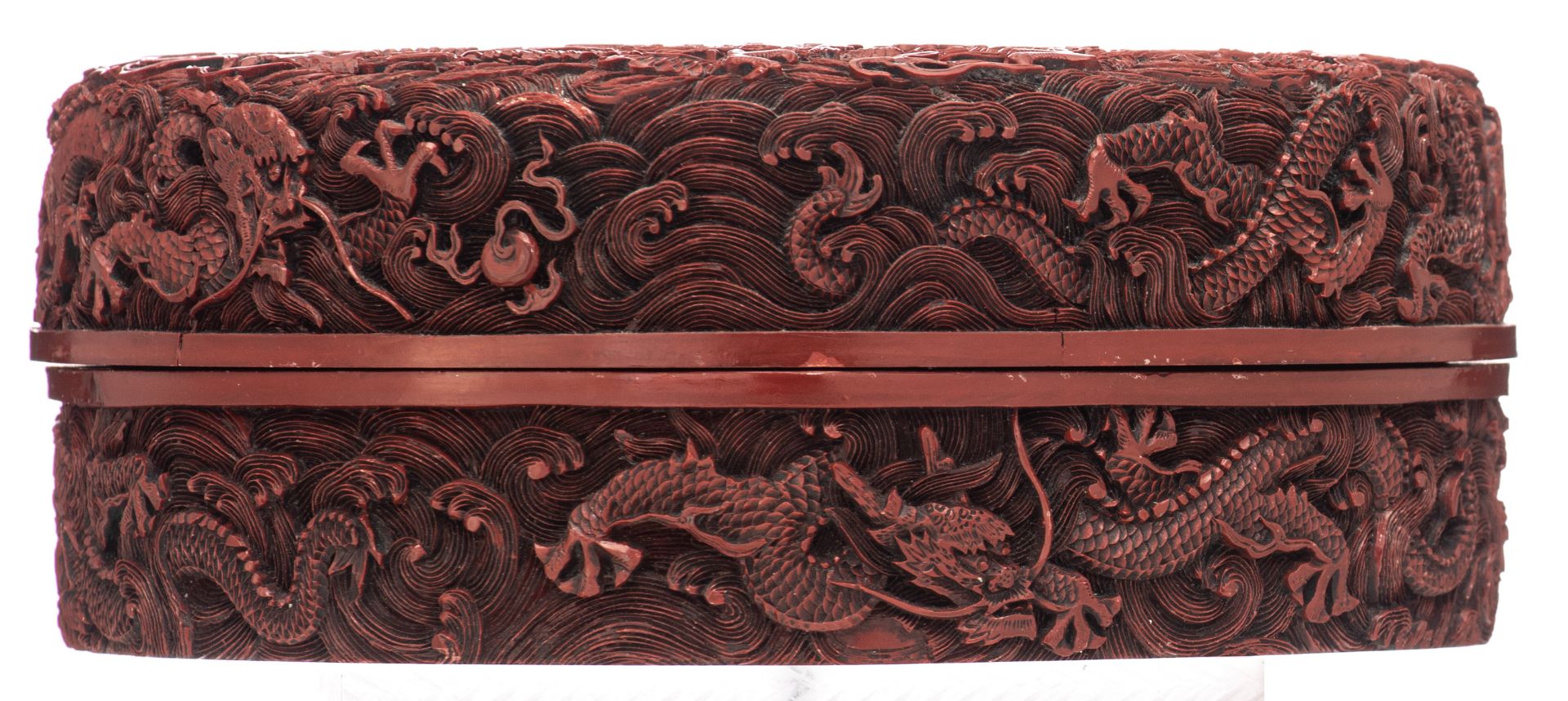 A Chinese style cinnabar red lacquer box and cover, carved with dragons in crashing waves, H 6,5 - ø - Bild 4 aus 8