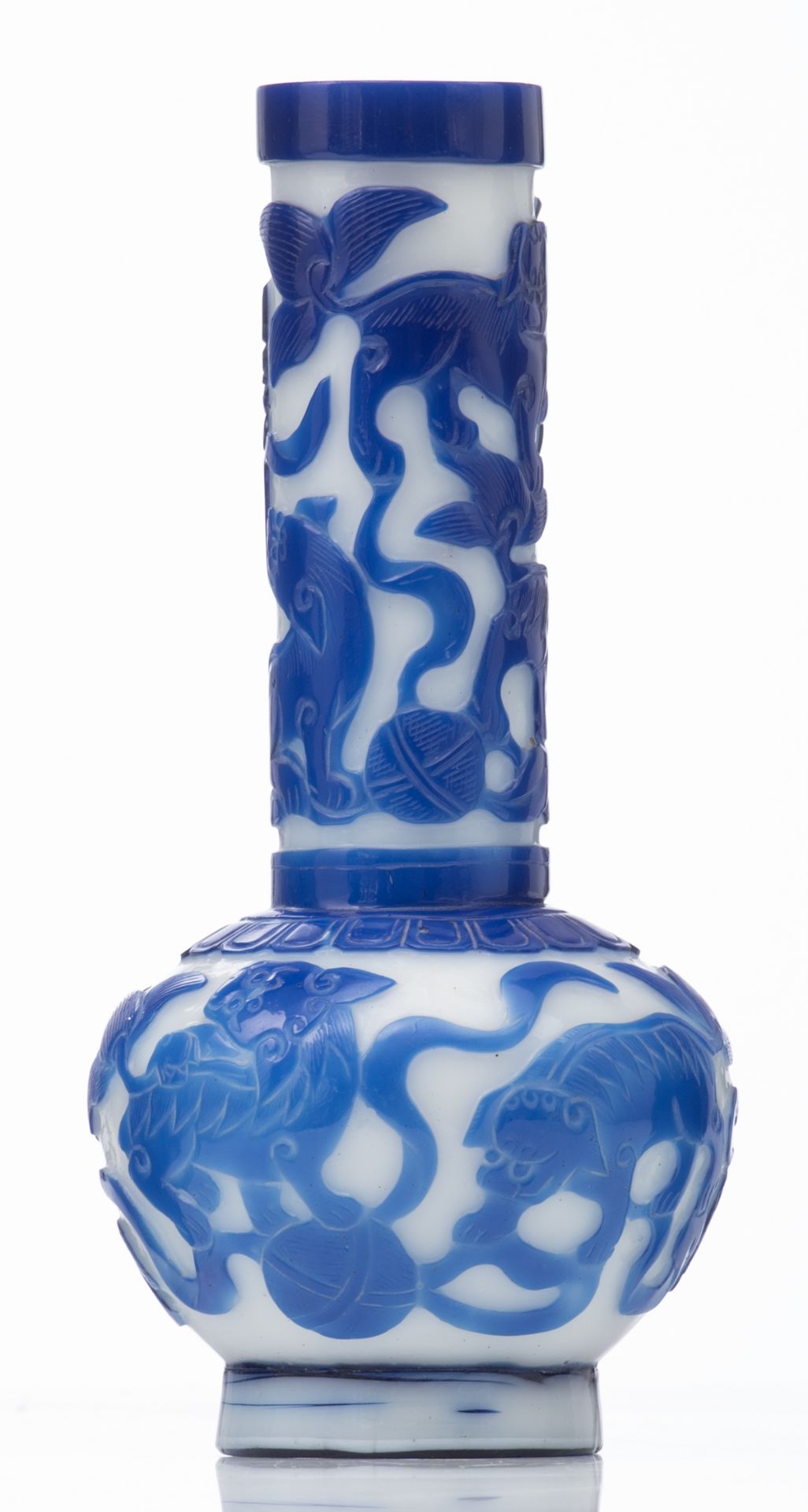 A Chinese 'Peking glass' blue and white bottle vase, relief decorated with qilins, H 22,5 cm - Bild 5 aus 7