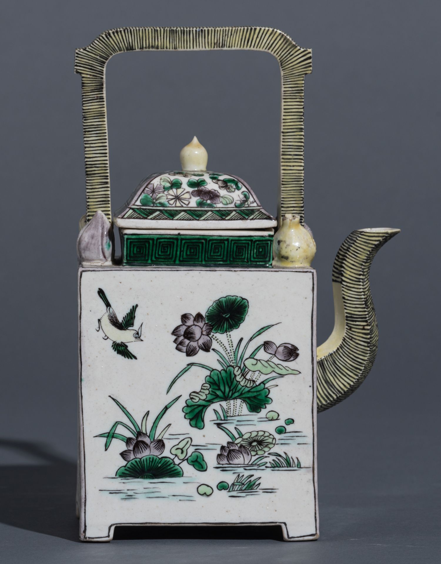 Two Chinese famille verte trays, decorated with a beauty and a boy; added a ditto biscuit fang-hu te - Bild 7 aus 10