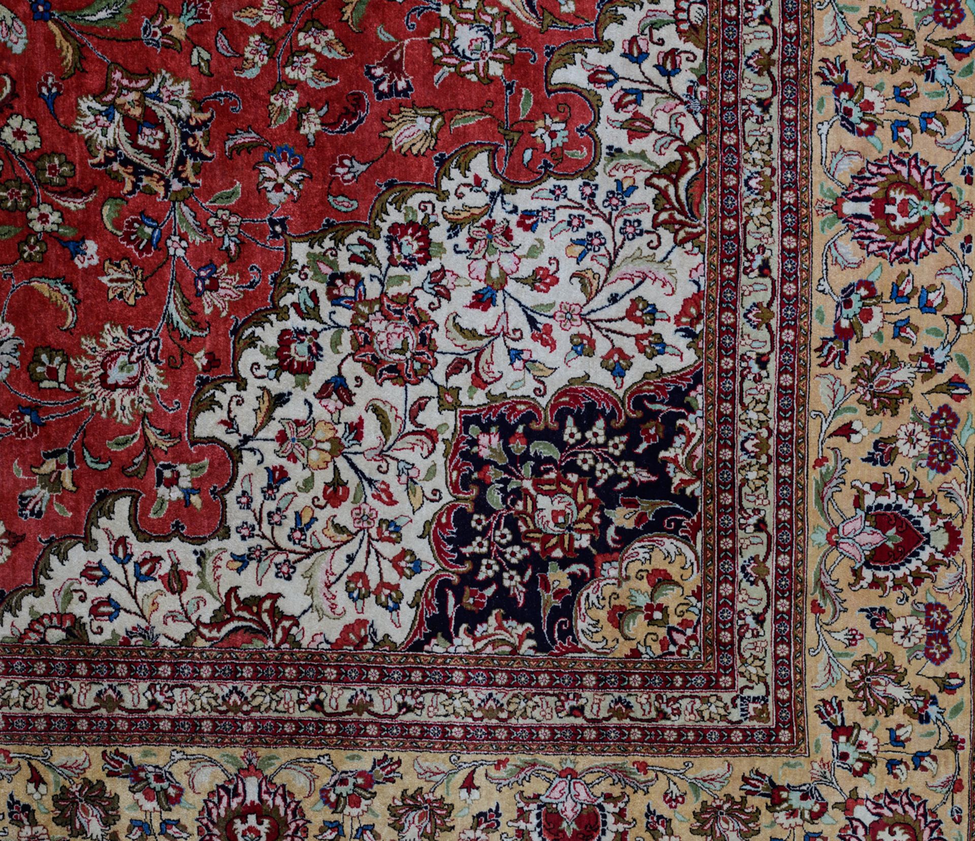 An Oriental woollen rug, floral decorated, 253 x 345 cm - Bild 5 aus 5