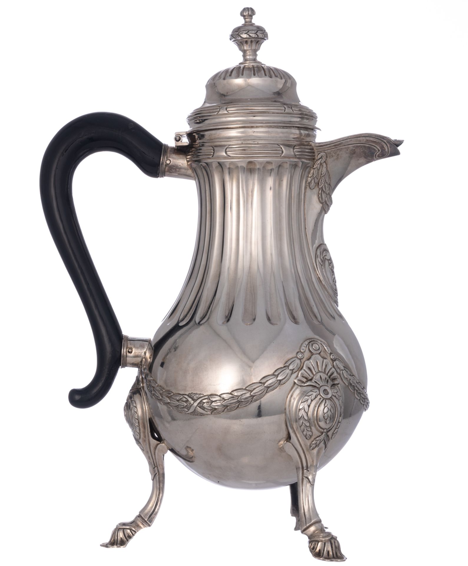 An 18thC Neoclassical silver chocolate pot, standing on three elegantly shaped feet, the grip lacque - Bild 3 aus 10