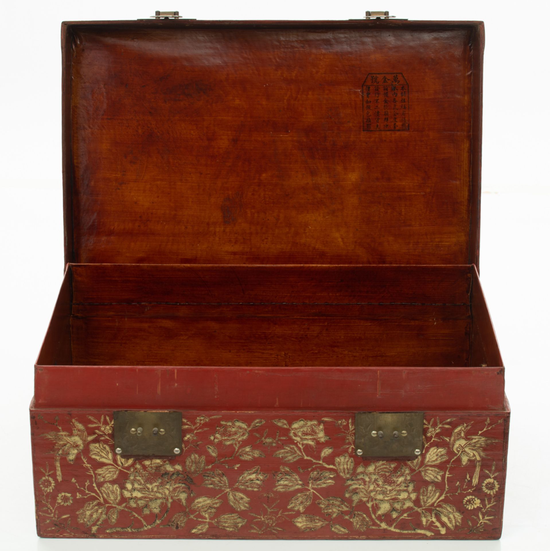 An Oriental red lacquered storage trunk, the front gilt decorated with birds and flower branches, th - Image 8 of 9