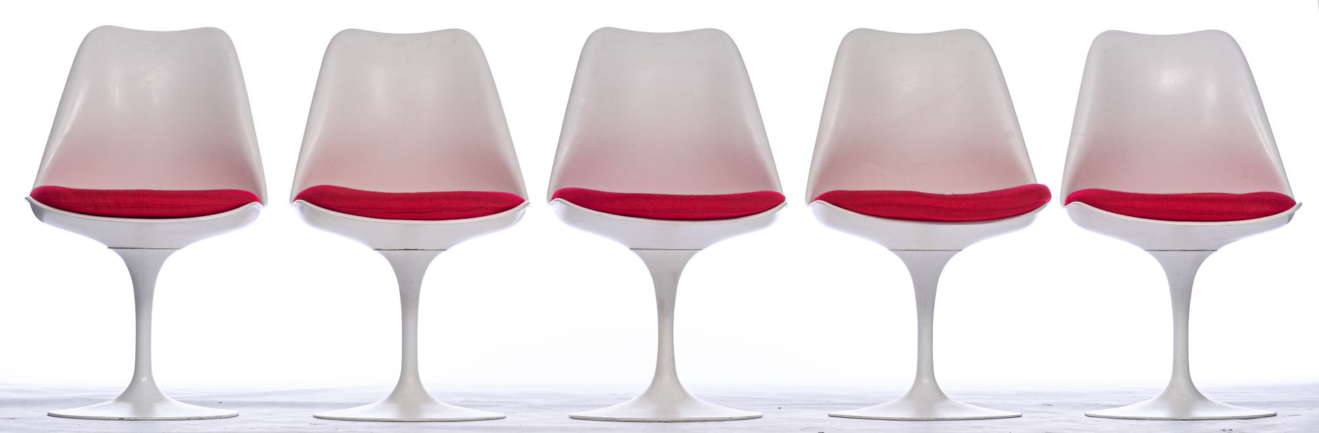 A dining set of a Tulip table and five Tulip chairs, design by Eero Saarinen for Knoll International - Bild 3 aus 19