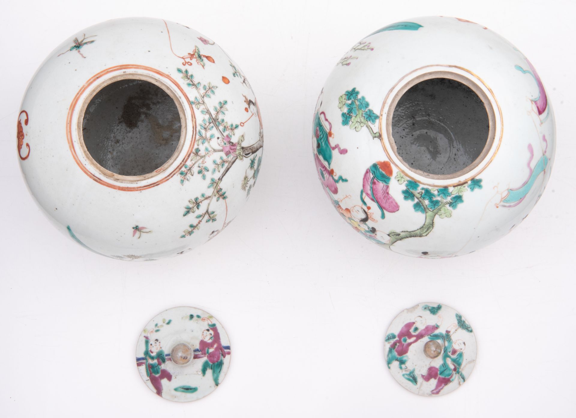 A pair of Chinese famille rose ginger jars, decorated with playing boys in a garden, 19thC, H 23,5 c - Bild 5 aus 6